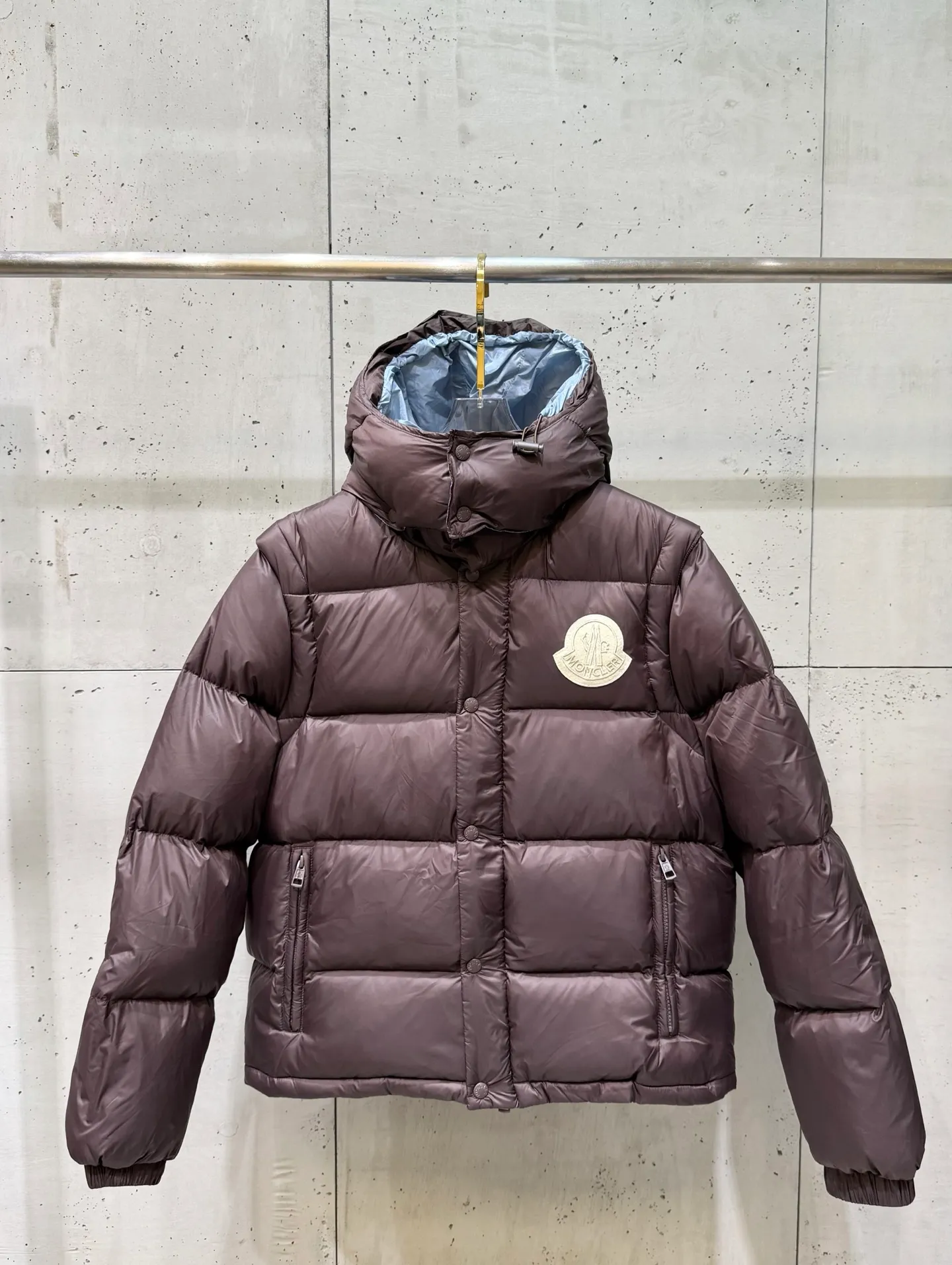 P960 𝐌𝐎𝐍𝐂𝐋𝐄𝐑 Men's Cyclone Men's 2-in-1 Mouth 2024 Autumn and Winter New Down Jacket. The stand-up collar hooded design with detachable sleeves allows one garment to be worn in a variety of styles, suitable for various looks; it is made of custom-made windproof and rain-proof fabric, anti-wrinkle, anti-static and quick-drying, soft and skin-friendly, and extremely comfortable for the upper body; the stand-up collar hooded design is suitable for both business and leisure A down jacket; filled with 90% goose down, warm, fluffy and soft; made in a brand factory, with impeccable quality and details; decorated with the brand logo on the chest, highly recognizable; a down jacket suitable for various occasions, with unparalleled warmth. Number of yards: 1-5 yards