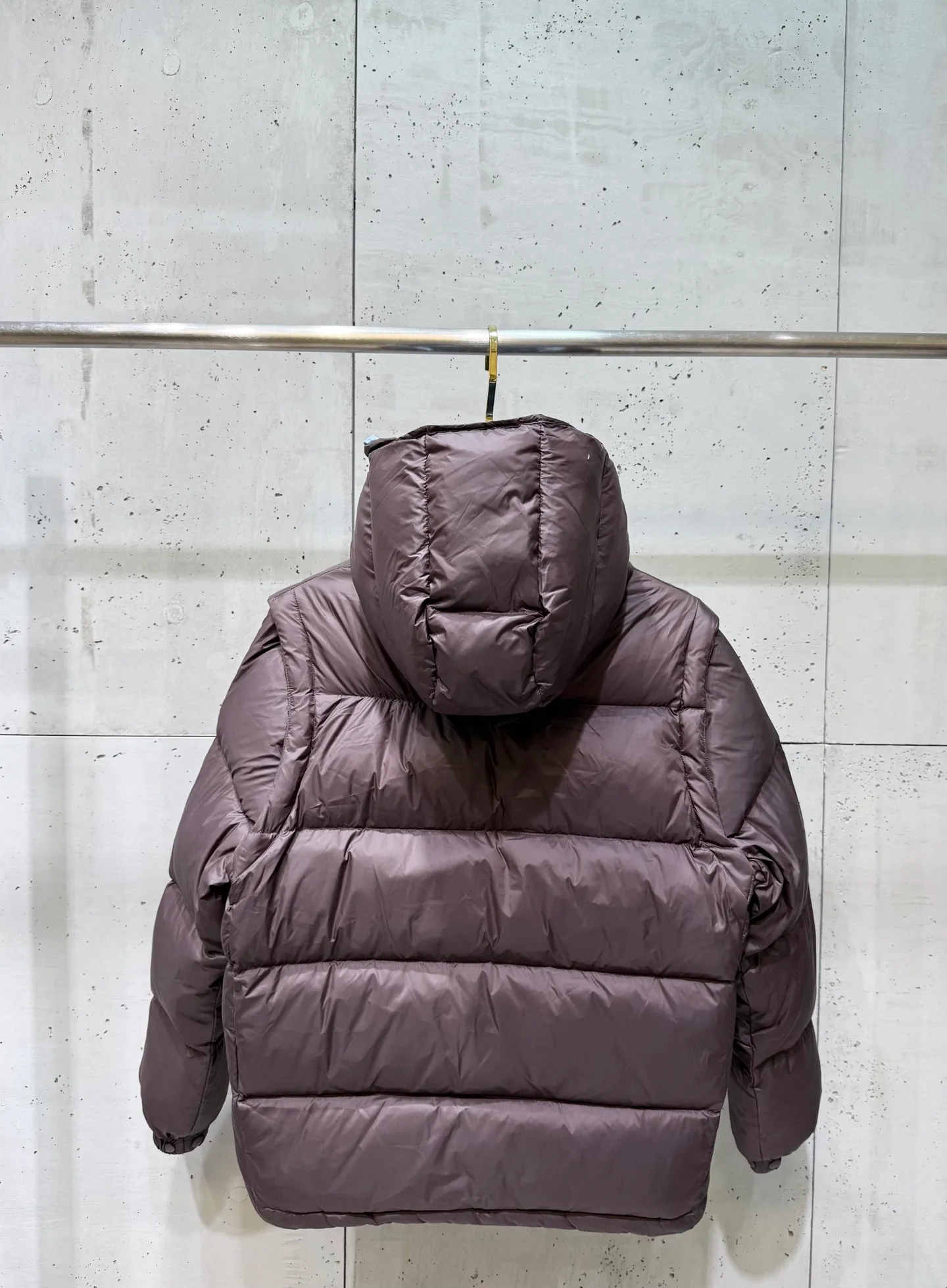 P960 𝐌𝐎𝐍𝐂𝐋𝐄𝐑 Men's Cyclone Men's 2-in-1 Mouth 2024 Autumn and Winter New Down Jacket. The stand-up collar hooded design with detachable sleeves allows one garment to be worn in a variety of styles, suitable for various looks; it is made of custom-made windproof and rain-proof fabric, anti-wrinkle, anti-static and quick-drying, soft and skin-friendly, and extremely comfortable for the upper body; the stand-up collar hooded design is suitable for both business and leisure A down jacket; filled with 90% goose down, warm, fluffy and soft; made in a brand factory, with impeccable quality and details; decorated with the brand logo on the chest, highly recognizable; a down jacket suitable for various occasions, with unparalleled warmth. Number of yards: 1-5 yards