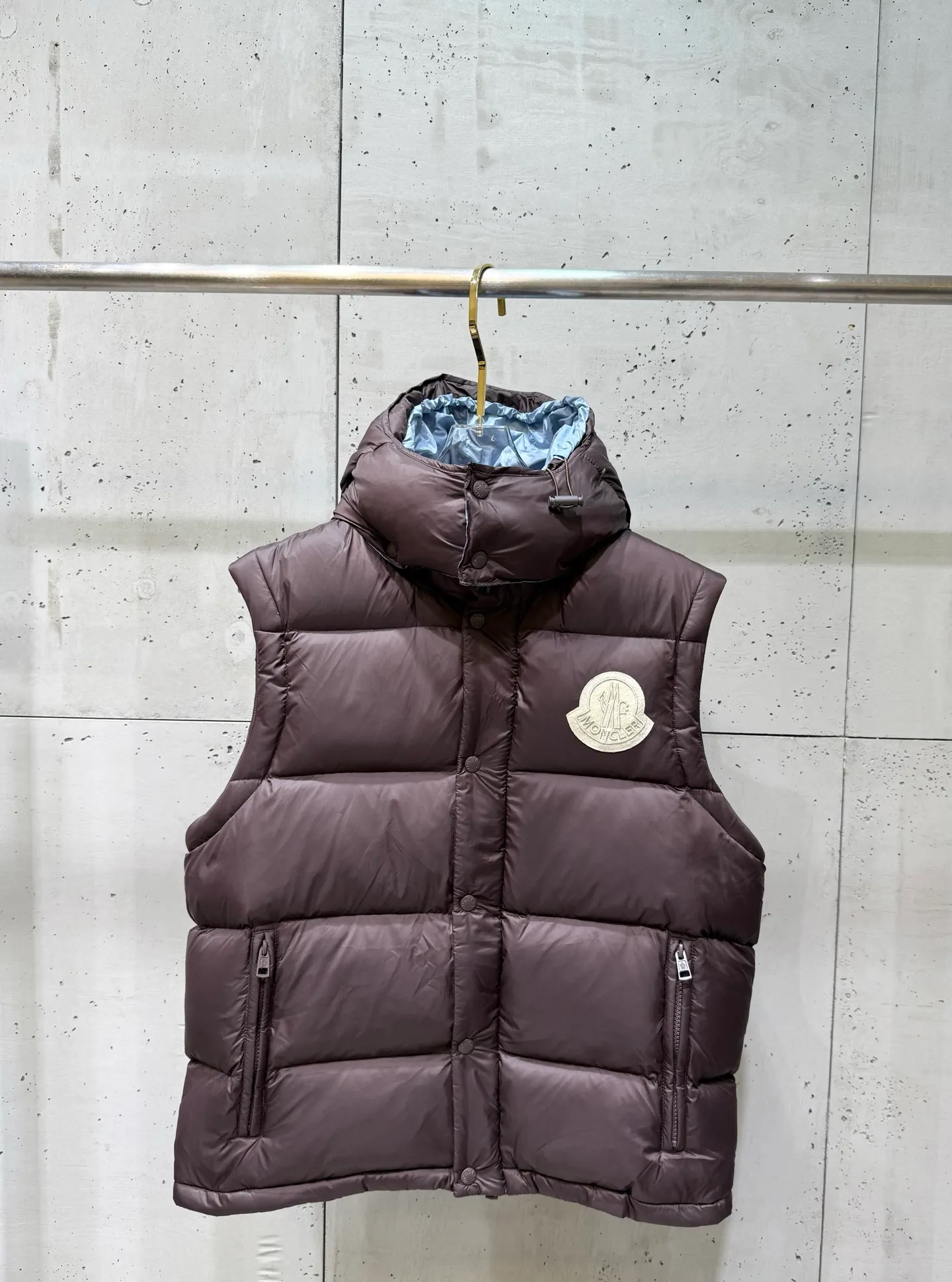 P960 𝐌𝐎𝐍𝐂𝐋𝐄𝐑 Men's Cyclone Men's 2-in-1 Mouth 2024 Autumn and Winter New Down Jacket. The stand-up collar hooded design with detachable sleeves allows one garment to be worn in a variety of styles, suitable for various looks; it is made of custom-made windproof and rain-proof fabric, anti-wrinkle, anti-static and quick-drying, soft and skin-friendly, and extremely comfortable for the upper body; the stand-up collar hooded design is suitable for both business and leisure A down jacket; filled with 90% goose down, warm, fluffy and soft; made in a brand factory, with impeccable quality and details; decorated with the brand logo on the chest, highly recognizable; a down jacket suitable for various occasions, with unparalleled warmth. Number of yards: 1-5 yards