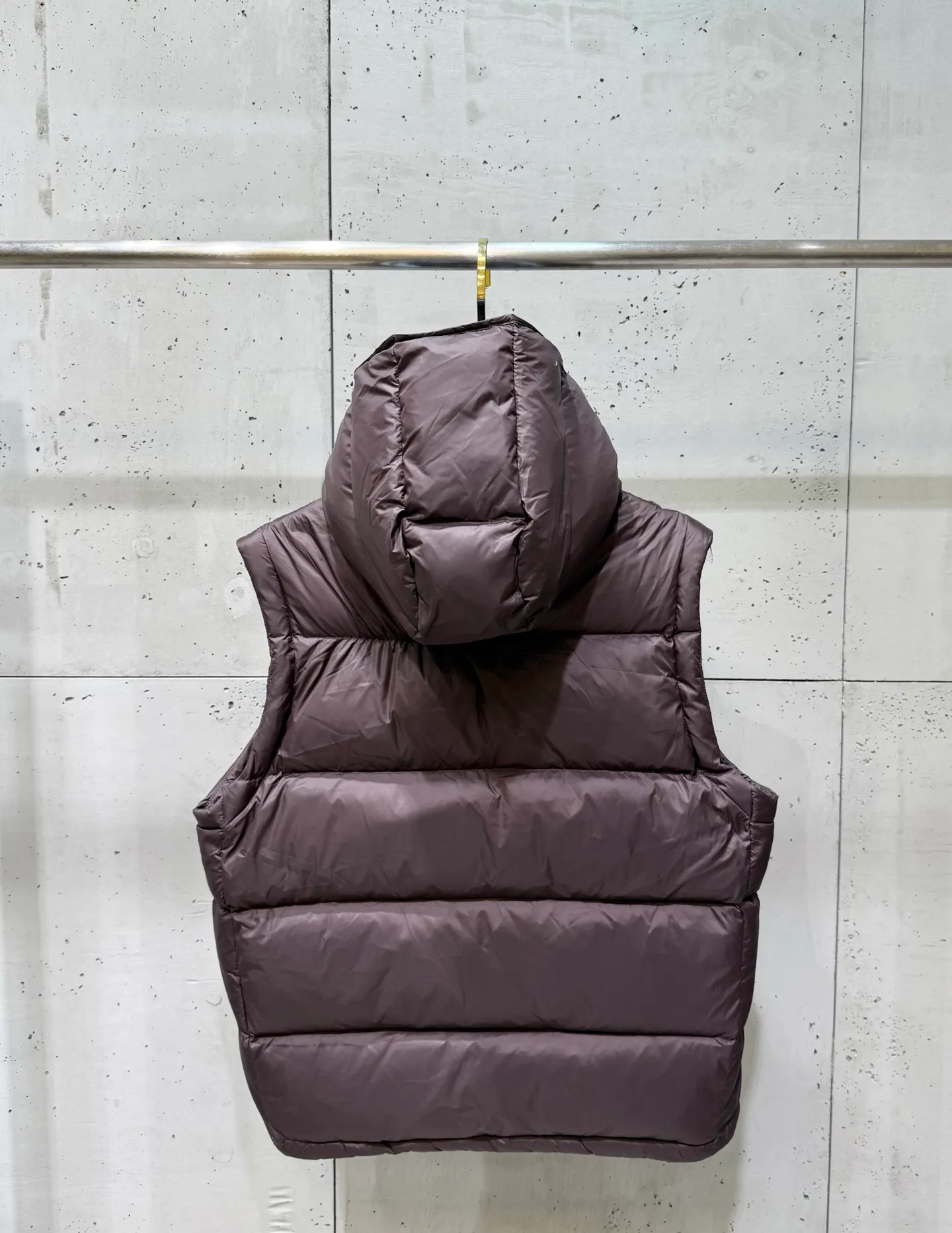 P960 𝐌𝐎𝐍𝐂𝐋𝐄𝐑 Men's Cyclone Men's 2-in-1 Mouth 2024 Autumn and Winter New Down Jacket. The stand-up collar hooded design with detachable sleeves allows one garment to be worn in a variety of styles, suitable for various looks; it is made of custom-made windproof and rain-proof fabric, anti-wrinkle, anti-static and quick-drying, soft and skin-friendly, and extremely comfortable for the upper body; the stand-up collar hooded design is suitable for both business and leisure A down jacket; filled with 90% goose down, warm, fluffy and soft; made in a brand factory, with impeccable quality and details; decorated with the brand logo on the chest, highly recognizable; a down jacket suitable for various occasions, with unparalleled warmth. Number of yards: 1-5 yards