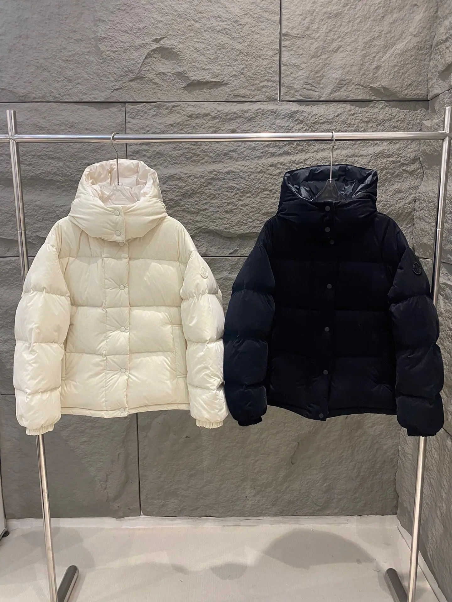 P940 Moncler Ettore women's short flocked pit strip down jacket. The Ettore down jacket combines functionality and creativity. Short design made from flocked lightweight nylon for added dimension. Comes with a removable hood for protection in different weather conditions. The loose fit and warm design can be easily layered with feminine or low-key urban looks. ·Flocked printed nylon fabric ·Polyester lining ·90 velvet filling ·Detachable hood ·Snap button pockets ·Elastic cuffs ·Drawstring hem ·Embroidered armband Color: Milk White/Black Size: 0/1/2/3
