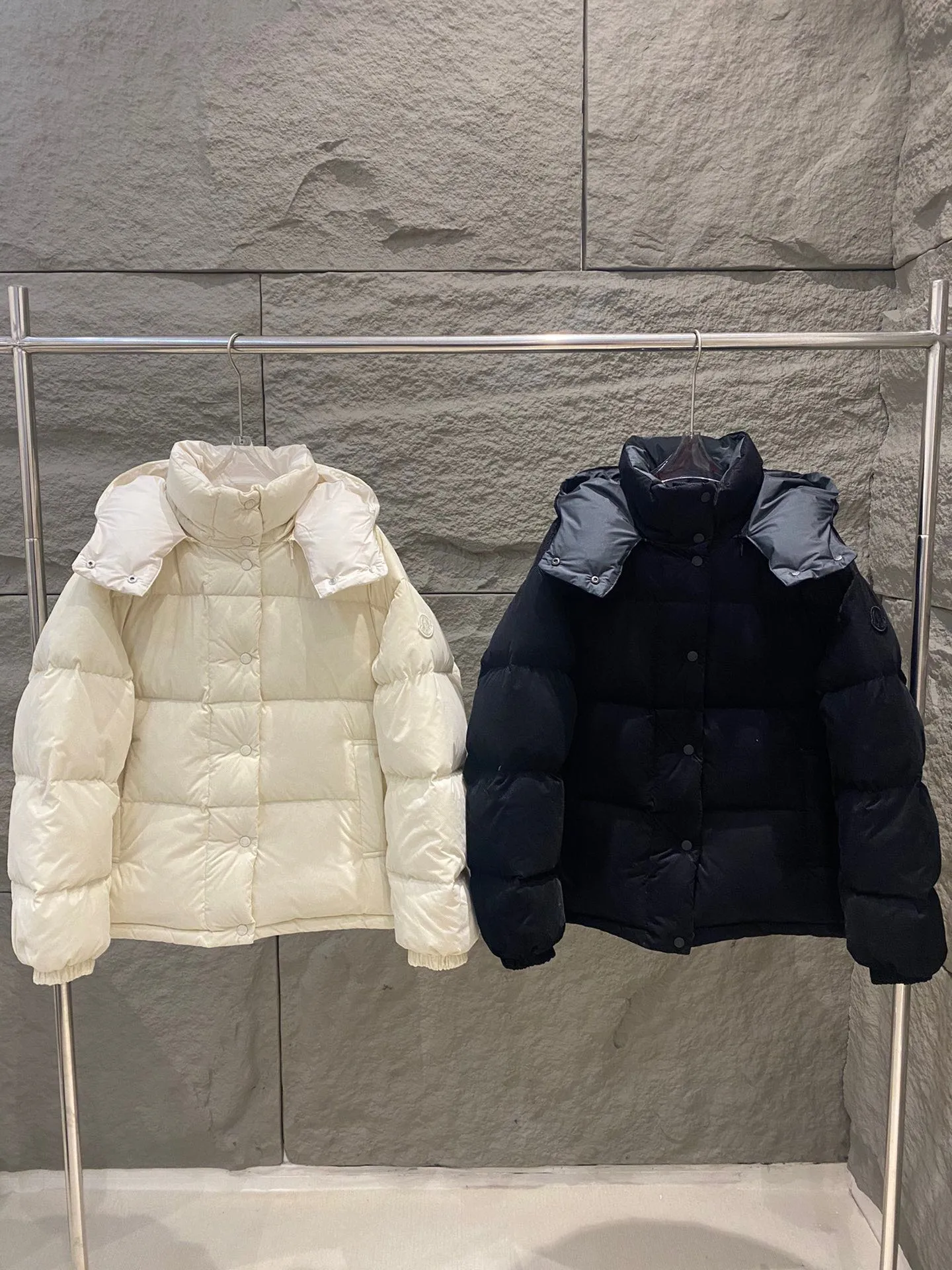 P940 Moncler Ettore women's short flocked pit strip down jacket. The Ettore down jacket combines functionality and creativity. Short design made from flocked lightweight nylon for added dimension. Comes with a removable hood for protection in different weather conditions. The loose fit and warm design can be easily layered with feminine or low-key urban looks. ·Flocked printed nylon fabric ·Polyester lining ·90 velvet filling ·Detachable hood ·Snap button pockets ·Elastic cuffs ·Drawstring hem ·Embroidered armband Color: Milk White/Black Size: 0/1/2/3