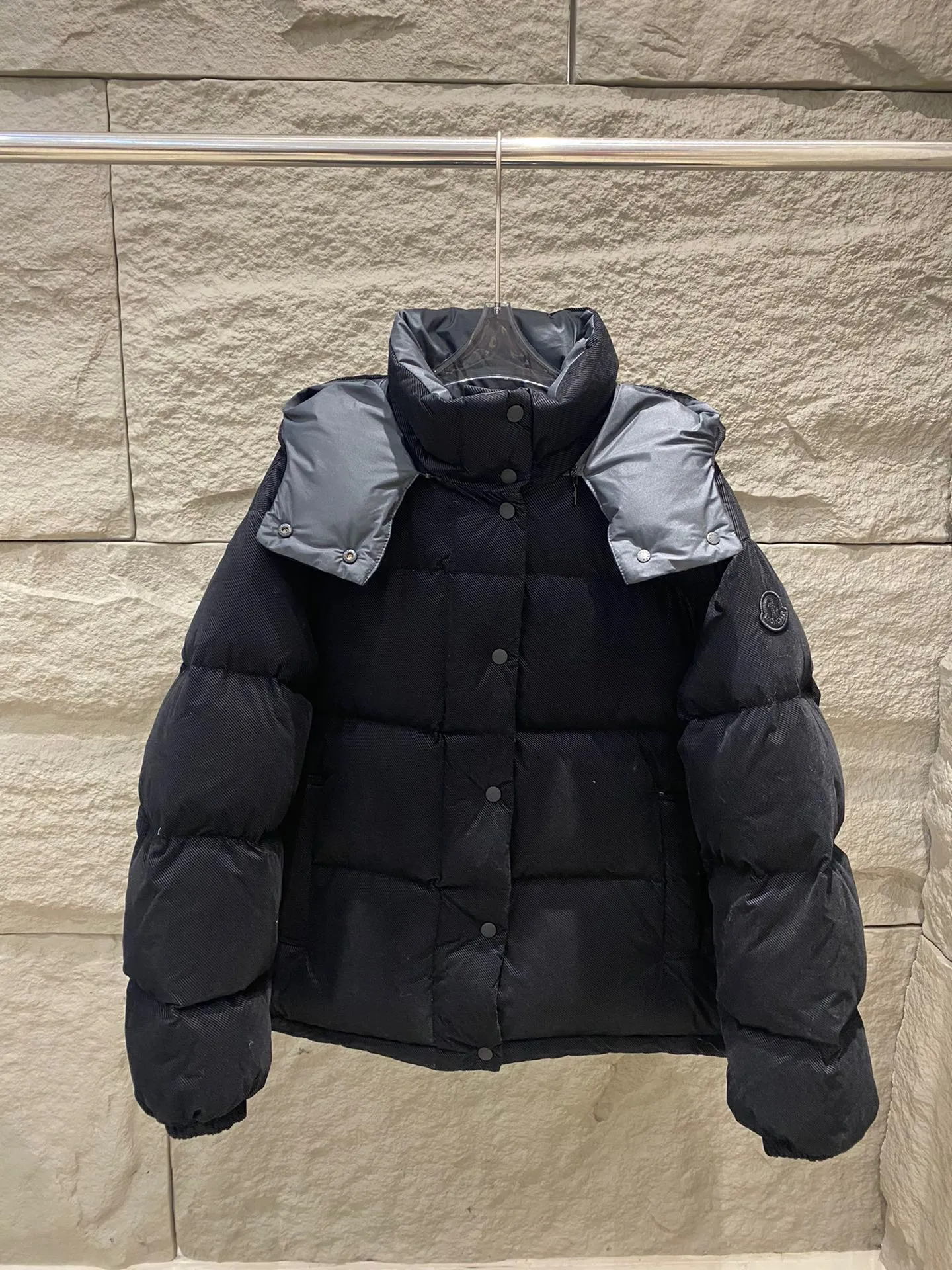 P940 Moncler Ettore women's short flocked pit strip down jacket. The Ettore down jacket combines functionality and creativity. Short design made from flocked lightweight nylon for added dimension. Comes with a removable hood for protection in different weather conditions. The loose fit and warm design can be easily layered with feminine or low-key urban looks. ·Flocked printed nylon fabric ·Polyester lining ·90 velvet filling ·Detachable hood ·Snap button pockets ·Elastic cuffs ·Drawstring hem ·Embroidered armband Color: Milk White/Black Size: 0/1/2/3