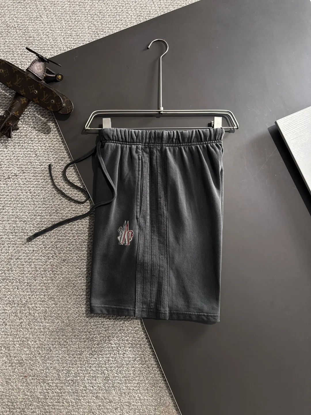 Next day shipment P300 High quality MONCLER/muzzle 2025 spring and summer new style high-definition elastic band casual solid color loose shorts, made with machines imported from Italy. The hem of the trousers is stitched with two needles. The stitching is fine and firm. The fabric is customized at the counter and has high breathability and comfort. The details are impeccable. The brand element design concept reflects high quality. It feels delicate and soft! It presents a casual cut and the upper body shape is great! Size: S-XXL