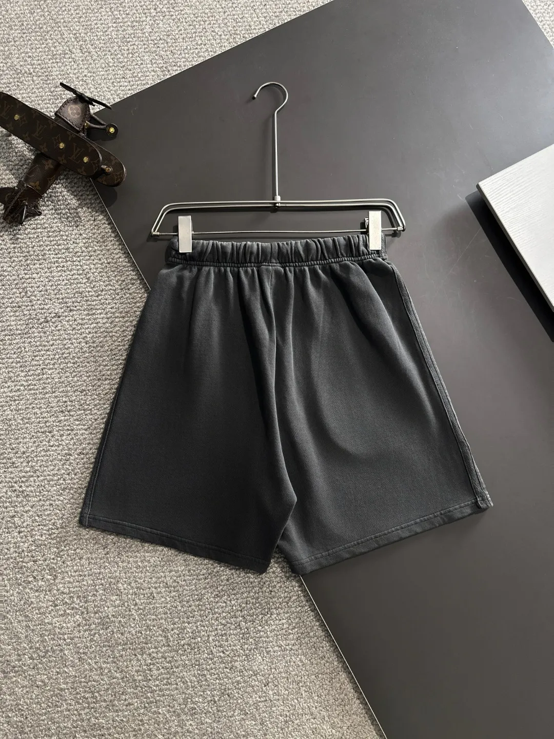 Next day shipment P300 High quality MONCLER/muzzle 2025 spring and summer new style high-definition elastic band casual solid color loose shorts, made with machines imported from Italy. The hem of the trousers is stitched with two needles. The stitching is fine and firm. The fabric is customized at the counter and has high breathability and comfort. The details are impeccable. The brand element design concept reflects high quality. It feels delicate and soft! It presents a casual cut and the upper body shape is great! Size: S-XXL