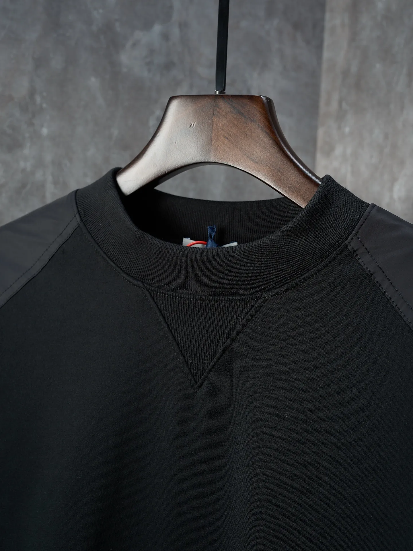 P390 Actual auction] Moncler/Mask logo patch pocket nylon splicing round neck sweatshirt [Ready stock] S M L XL custom soft velvet cotton blended warm core material and tough nylon high-density woven material. Smooth and delicate, comfortable and close to the skin. With a touch of deep black as the base, a triangular world is quietly drawn on the chest. The iconic Moncler logo embroidered logo decorates the sleeves. Integrated nylon fabric embellishes the square silhouette. Cross-field aesthetic grafting. Exquisite small pocket design reveals a flexible and relaxed beauty. Deconstructs the attitude of modern gentlemen and shows taste in silence. Needle and shuttle stitching technology can make full use of the respective advantages of knitted fabrics and woven fabrics. By choosing the appropriate sewing process and stitches, the splicing parts can be ensured to be strong and beautiful. Template machine bag opening. The preset template guides the position, shape and size of the bag opening. The accuracy ensures the quality of the bag opening effect. The fabrics are washed and have a better hand feel. Not easy to deform, not easy to shrink, not easy to fade, maintain long-term beauty, loose fit