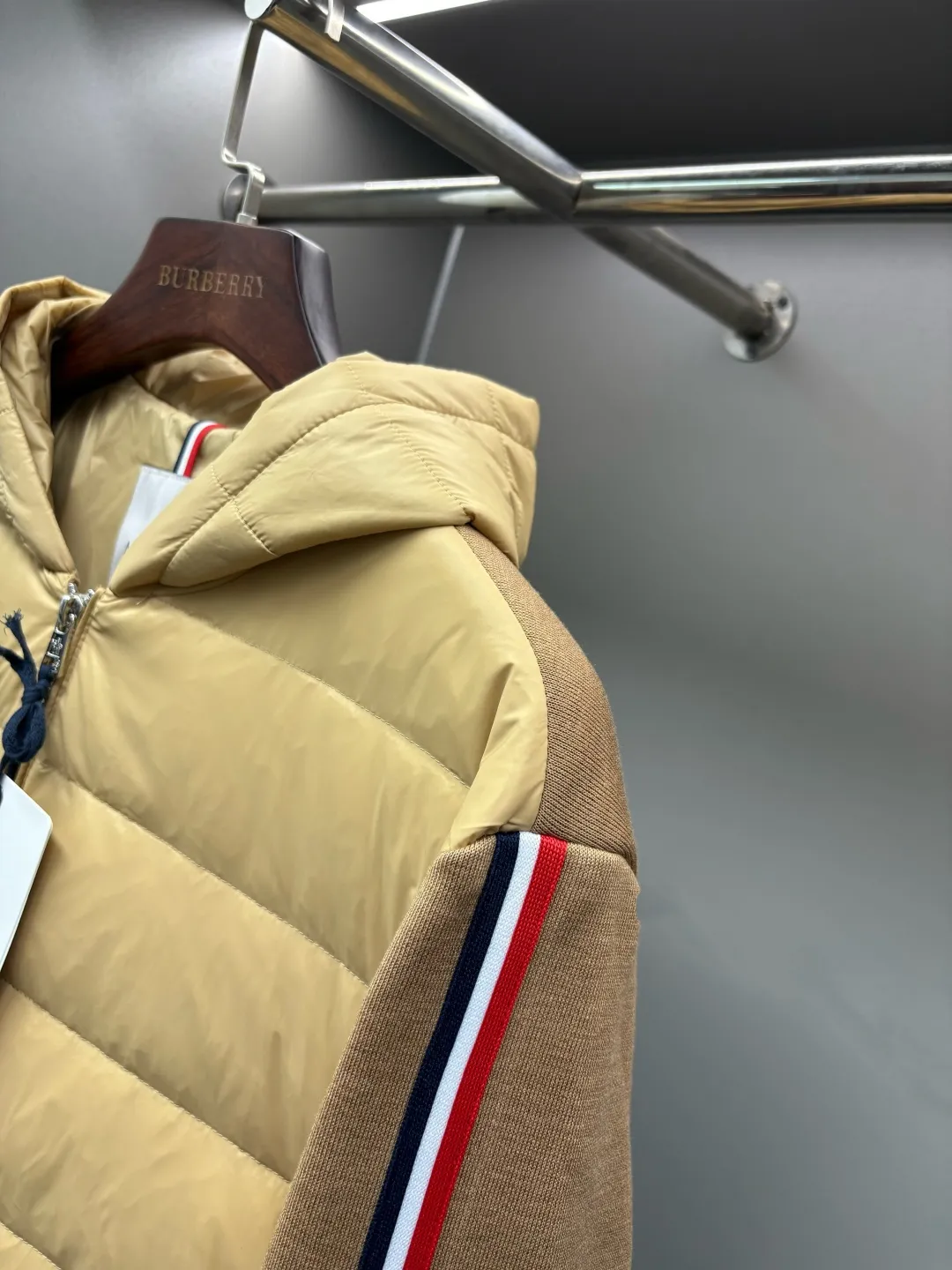 P790 Moncler's new cashmere knitted spliced down jacket [Moncler | The fusion of knitted feathers brings warmth to life] The knitted spliced hooded down jacket reshapes the winter wearing experience with an ingenious structure [Inspirational weaving, flexibility] ▪️Customized accessories at the counter, made one-to-one with the original version ▪️ Drawing on the aesthetics of BUREEKKY three-dimensional tailoring ▪️ Continuing Kathleen Hickman's hand-stitching philosophy When delicate knitting meets light down, the combination of strength and softness interprets the beauty of composite materials [warmth in the harsh winter, light and unbundled] ▫️ 800-fill white goose down, locking in every inch of body temperature ▫️ 5A-grade cashmere blended knit, skin-friendly, breathable and elastic ▫️ Zoned filling technology, enhanced warmth in key areas, soft fit in active areas [Ingenuity in details, unique style] → Hooded three-dimensional cut, fits the neck line, keeps the wind warm → Knitted shoulder splicing improves freedom of movement and says goodbye to tightness → Laser quilting and hand-stitching alternate, every step is marked by craftsmanship → Double-sided pockets, safe and practical without damaging the silhouette Code number: M-XXXL Color: Black Khaki