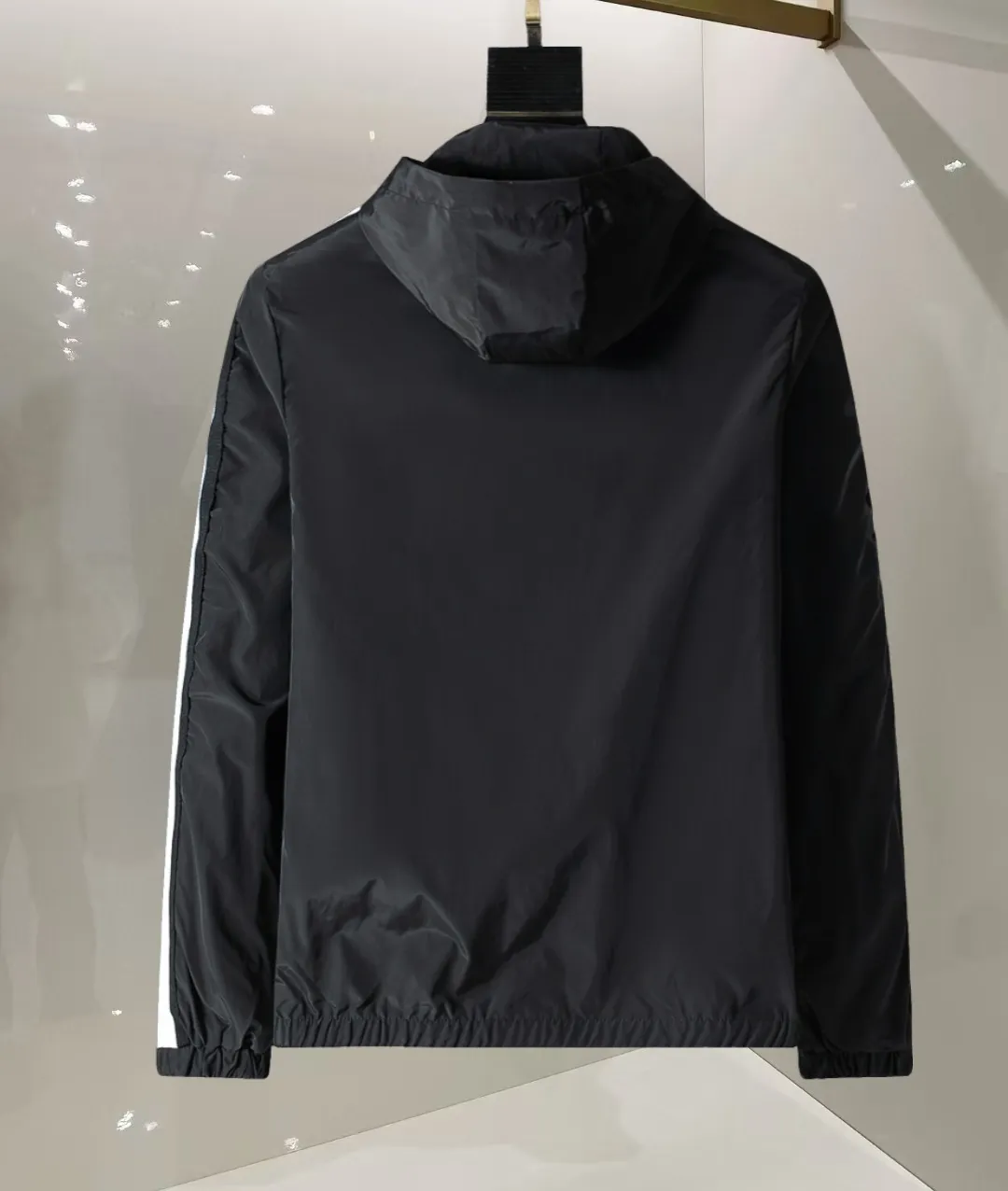 P380 🌸🌸🌸🌸 Moncler's latest 25-year-old men's jacket. The color combination has a classic charm without losing youthful vitality. It reshapes a new design style and shows a bold and confident brand design concept.  Imported fabrics, sleeves and pockets are paired with exclusive brand designs, reflecting the minimalist pursuit of quality and design. Low-key luxury fully embodies the brand image and status! The brand LOGO icon design is simple and recognizable, with a delicate and comfortable touch, excellent details, exquisite and elegant everywhere, fashionable design, a capable and stylish upper body, and full of aura! The all-over pattern and simple aesthetics are brought to the extreme, and it is a jacket that can be mixed and matched. There is no doubt that it is a must-have product for men. It is extremely practical and the color is easy to match.  Color: Picture color. Sizes: M, L, xL, xxL, xxxL