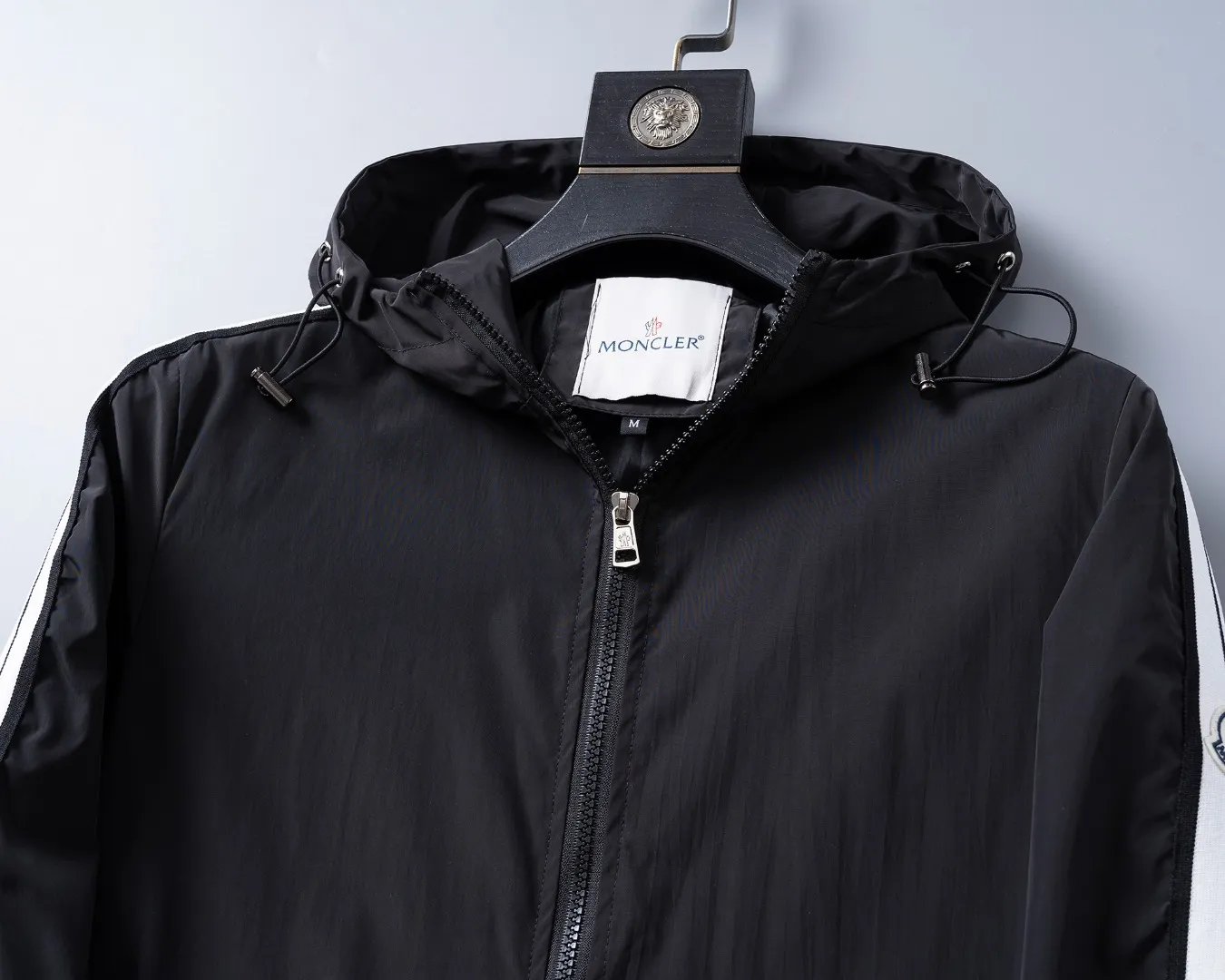 P380 🌸🌸🌸🌸 Moncler's latest 25-year-old men's jacket. The color combination has a classic charm without losing youthful vitality. It reshapes a new design style and shows a bold and confident brand design concept.  Imported fabrics, sleeves and pockets are paired with exclusive brand designs, reflecting the minimalist pursuit of quality and design. Low-key luxury fully embodies the brand image and status! The brand LOGO icon design is simple and recognizable, with a delicate and comfortable touch, excellent details, exquisite and elegant everywhere, fashionable design, a capable and stylish upper body, and full of aura! The all-over pattern and simple aesthetics are brought to the extreme, and it is a jacket that can be mixed and matched. There is no doubt that it is a must-have product for men. It is extremely practical and the color is easy to match.  Color: Picture color. Sizes: M, L, xL, xxL, xxxL