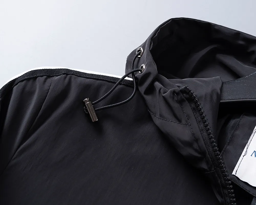 P380 🌸🌸🌸🌸 Moncler's latest 25-year-old men's jacket. The color combination has a classic charm without losing youthful vitality. It reshapes a new design style and shows a bold and confident brand design concept.  Imported fabrics, sleeves and pockets are paired with exclusive brand designs, reflecting the minimalist pursuit of quality and design. Low-key luxury fully embodies the brand image and status! The brand LOGO icon design is simple and recognizable, with a delicate and comfortable touch, excellent details, exquisite and elegant everywhere, fashionable design, a capable and stylish upper body, and full of aura! The all-over pattern and simple aesthetics are brought to the extreme, and it is a jacket that can be mixed and matched. There is no doubt that it is a must-have product for men. It is extremely practical and the color is easy to match.  Color: Picture color. Sizes: M, L, xL, xxL, xxxL
