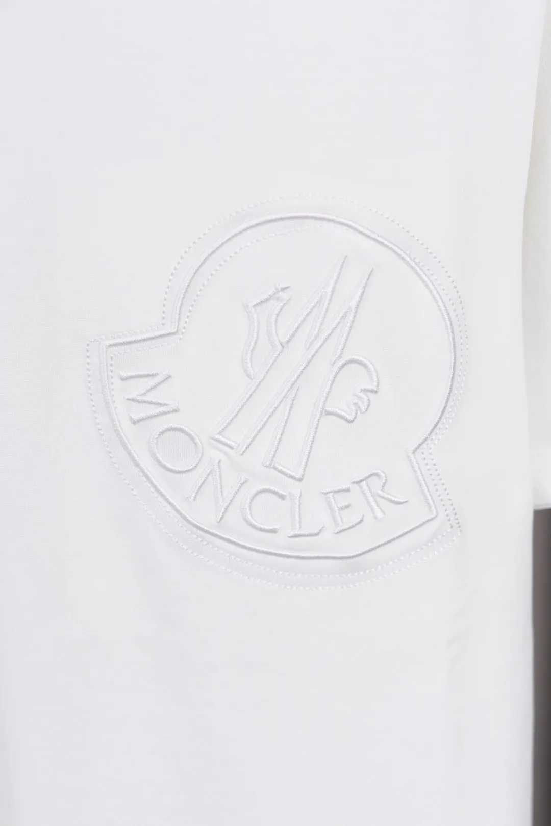 P134 S021 25ss new Moncler short-sleeve mask. Made of 260g double yarn fabric. Moncler large LOGO embroidery on the chest + small Moncler embroidery logo on the sleeves. Fashionable and elegant. Same style for men and women. Color: black, white, size: M~3XL
