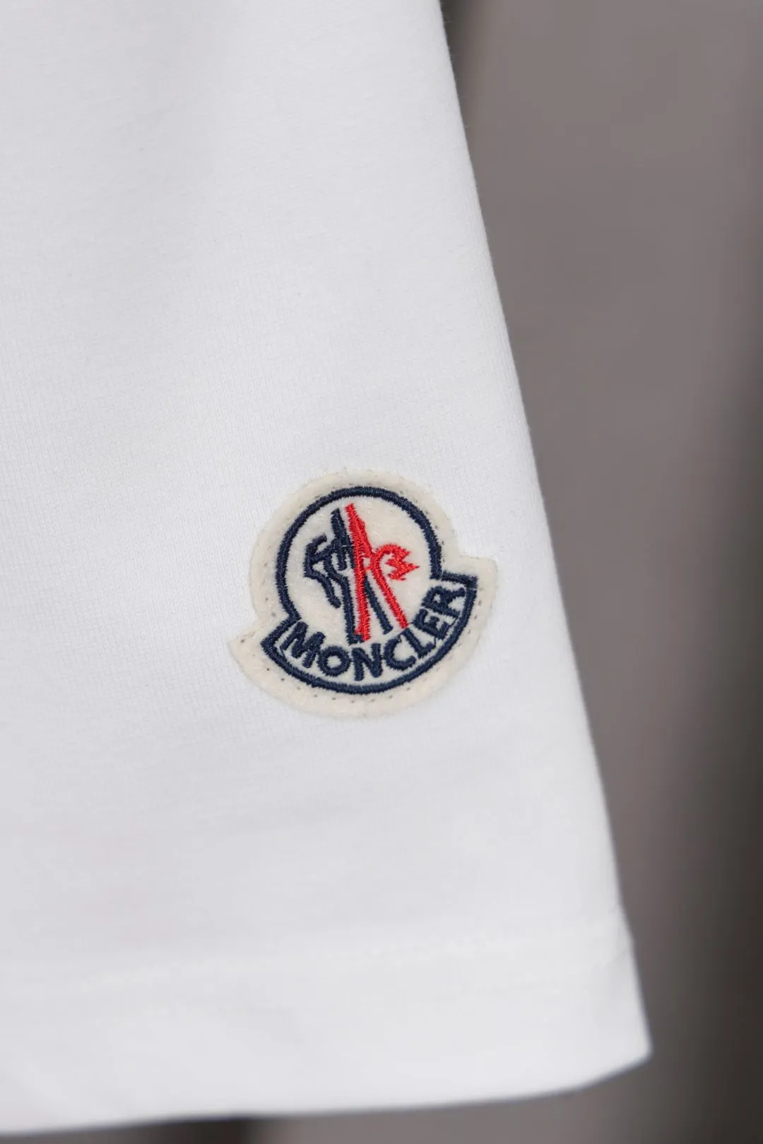 P134 S021 25ss new Moncler short-sleeve mask. Made of 260g double yarn fabric. Moncler large LOGO embroidery on the chest + small Moncler embroidery logo on the sleeves. Fashionable and elegant. Same style for men and women. Color: black, white, size: M~3XL