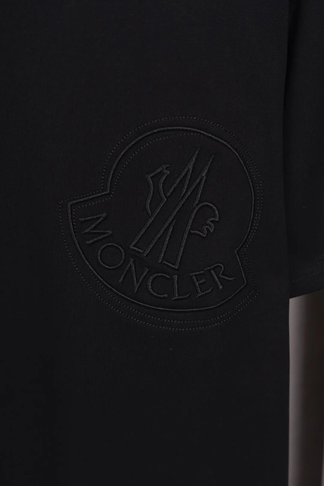 P134 S021 25ss new Moncler short-sleeve mask. Made of 260g double yarn fabric. Moncler large LOGO embroidery on the chest + small Moncler embroidery logo on the sleeves. Fashionable and elegant. Same style for men and women. Color: black, white, size: M~3XL