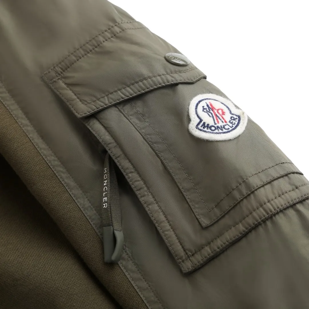 P400 Moncler logo pocket nylon splicing crew neck sweatshirt. The fabric is made of customized soft velvet cotton blend warm core material and tough nylon high-density woven material. It is smooth and delicate, comfortable and close to the skin. It is based on a deep black curtain. The chest quietly draws a triangular world. The iconic Moncler logo embroidery logo decorates the sleeves. Integrated nylon fabrics embellish the square silhouette. Cross-disciplinary aesthetic grafting. Exquisite small pocket design Revealing a flexible and relaxed beauty, deconstructing the attitude of modern gentlemen, showing taste in silence, needle and shuttle stitching technology can make full use of the respective advantages of knitted fabrics and woven fabrics. By choosing the appropriate sewing process and stitches, the splicing parts can be ensured to be strong and beautiful, and the template machine can open the bag. The preset template guides the position, shape and size of the bag opening. The accuracy ensures the quality of the bag opening effect. The fabrics have been washed and have a better hand feel. Not easy to deform, not easy to shrink, not easy to fade. Maintain long-lasting beauty. Size:S-M-L-XL