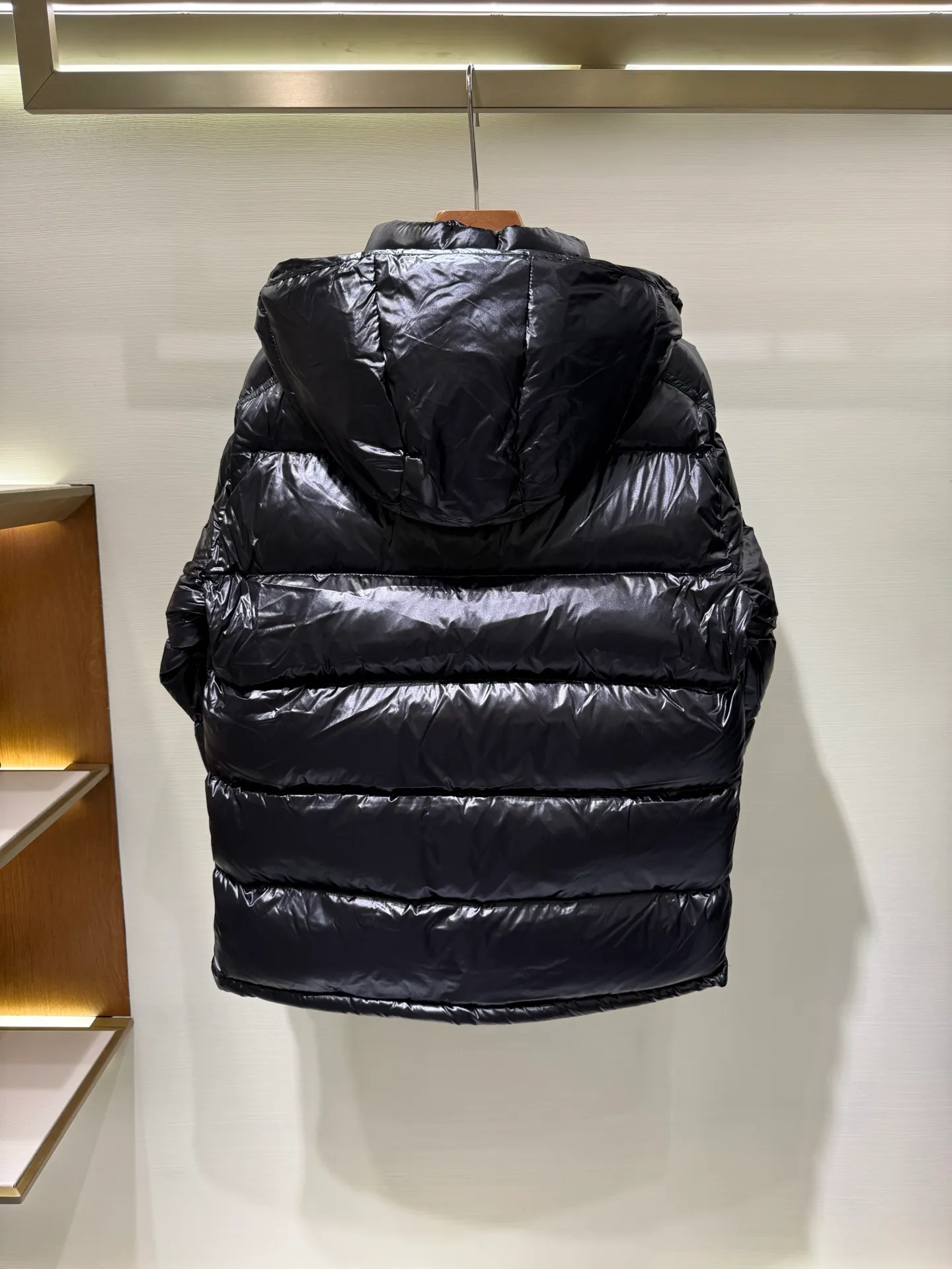 P1180 Moncler Maya Men's Men's Short Down Jacket The Moncler Maya men's down jacket is made of shiny patented nylon with signature rectangular quilting, which is a model of Moncler style. A classic cropped design that transcends seasons and styles, it features a statement silhouette, removable hood and adjustable hem. The sleeves are embellished with classic patch pockets, showcasing the brand's signature style.  Fabric: 100% nylon, 90% white goose down Craftsmanship: Made of lacquered nylon, lacquered nylon lining filled with down, rectangular quilting, detachable hood with snaps that can be adjusted by drawstring, two-way zip fly, external and internal zippered pockets, adjustable elastic cuffs with snaps, hood with drawstring, sleeves with flap patch pockets, sleeves decorated with Moncler felt trademark.  Size: 123456 0548000