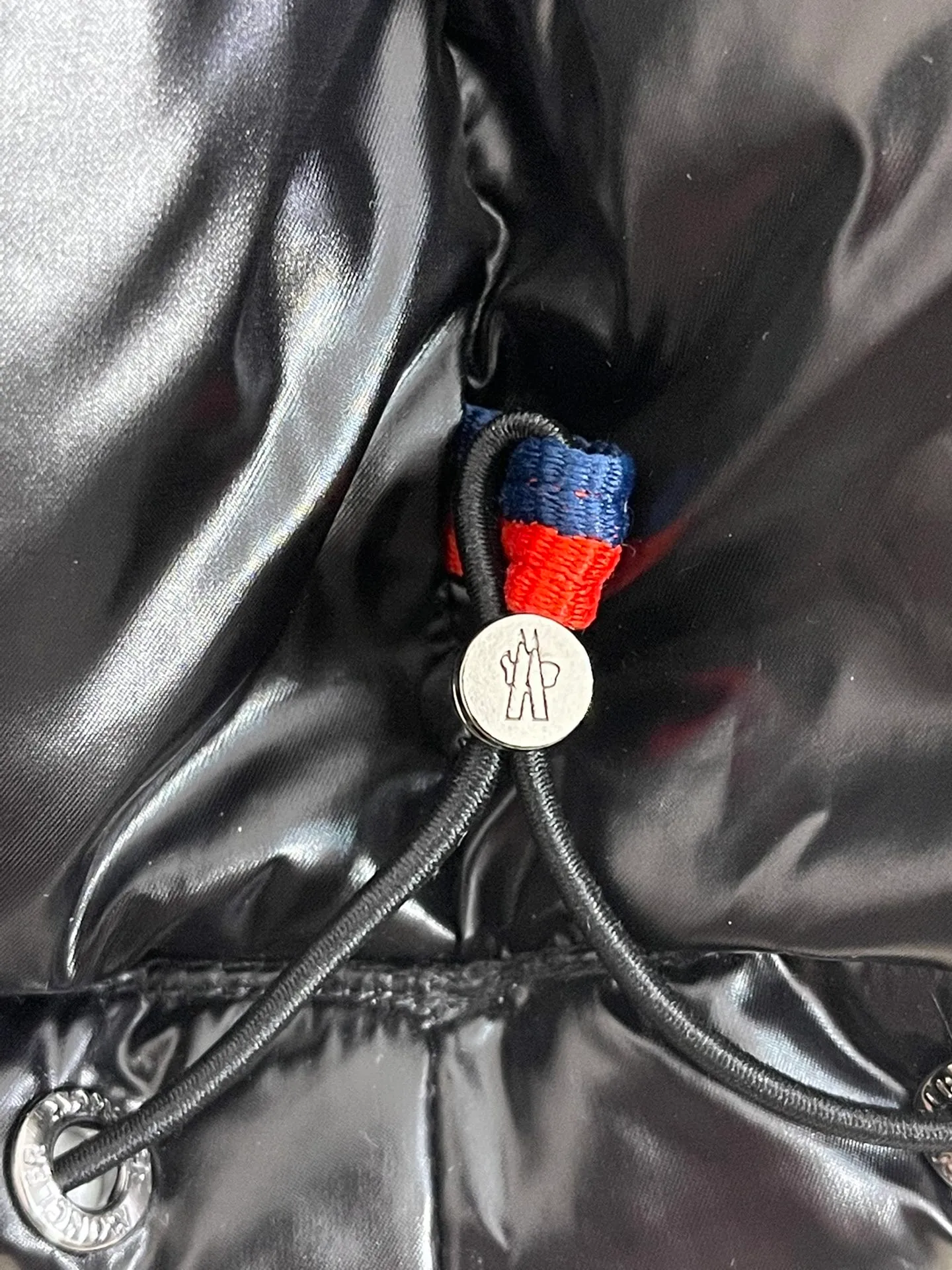 P1180 Moncler Maya Men's Men's Short Down Jacket The Moncler Maya men's down jacket is made of shiny patented nylon with signature rectangular quilting, which is a model of Moncler style. A classic cropped design that transcends seasons and styles, it features a statement silhouette, removable hood and adjustable hem. The sleeves are embellished with classic patch pockets, showcasing the brand's signature style.  Fabric: 100% nylon, 90% white goose down Craftsmanship: Made of lacquered nylon, lacquered nylon lining filled with down, rectangular quilting, detachable hood with snaps that can be adjusted by drawstring, two-way zip fly, external and internal zippered pockets, adjustable elastic cuffs with snaps, hood with drawstring, sleeves with flap patch pockets, sleeves decorated with Moncler felt trademark.  Size: 123456 0548000