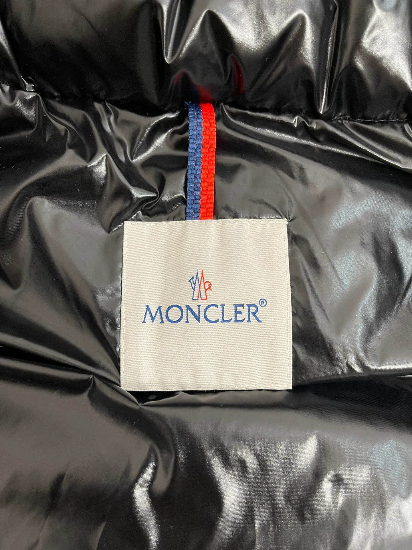 P1180 Moncler Maya Men's Men's Short Down Jacket The Moncler Maya men's down jacket is made of shiny patented nylon with signature rectangular quilting, which is a model of Moncler style. A classic cropped design that transcends seasons and styles, it features a statement silhouette, removable hood and adjustable hem. The sleeves are embellished with classic patch pockets, showcasing the brand's signature style.  Fabric: 100% nylon, 90% white goose down Craftsmanship: Made of lacquered nylon, lacquered nylon lining filled with down, rectangular quilting, detachable hood with snaps that can be adjusted by drawstring, two-way zip fly, external and internal zippered pockets, adjustable elastic cuffs with snaps, hood with drawstring, sleeves with flap patch pockets, sleeves decorated with Moncler felt trademark.  Size: 123456 0548000