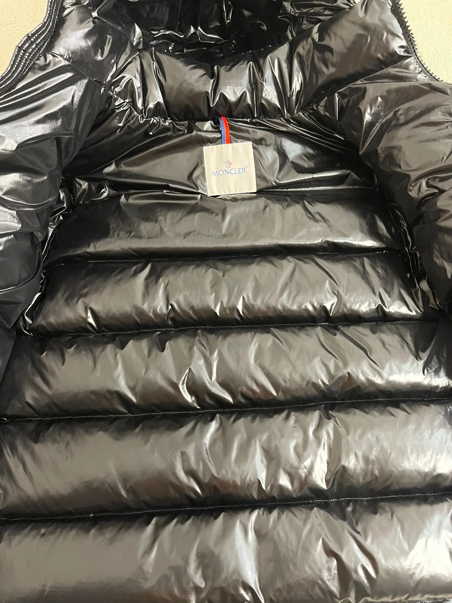 P1180 Moncler Maya Men's Men's Short Down Jacket The Moncler Maya men's down jacket is made of shiny patented nylon with signature rectangular quilting, which is a model of Moncler style. A classic cropped design that transcends seasons and styles, it features a statement silhouette, removable hood and adjustable hem. The sleeves are embellished with classic patch pockets, showcasing the brand's signature style.  Fabric: 100% nylon, 90% white goose down Craftsmanship: Made of lacquered nylon, lacquered nylon lining filled with down, rectangular quilting, detachable hood with snaps that can be adjusted by drawstring, two-way zip fly, external and internal zippered pockets, adjustable elastic cuffs with snaps, hood with drawstring, sleeves with flap patch pockets, sleeves decorated with Moncler felt trademark.  Size: 123456 0548000