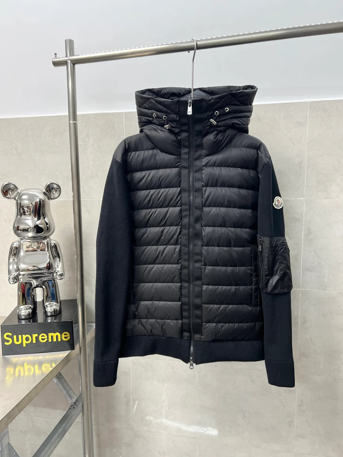P800 Moncler masked patchwork hooded knitted down jacket The new autumn and winter products are great for inner wear!!! In fact, in China, down is a basic style in black. It can be worn alone or layered, which will make it more layered!!! It is very elegant to wear in autumn! The texture is amazing, the down is large, delicate and stemless, and full of fluffy! It has enough filling and has good thermal insulation performance. That’s it! It’s windproof and warm, eliminating any possibility of velvet running. It feels silky and soft, and the stiffness is very light. It’s time to prepare it! It won’t look bloated at all, not to mention the design!!! The black classic is easy to match without being old-fashioned, and the classic logo on the sleeves and arms shows the temperament and charm of a man! Size: M L XL 2XL 3XL