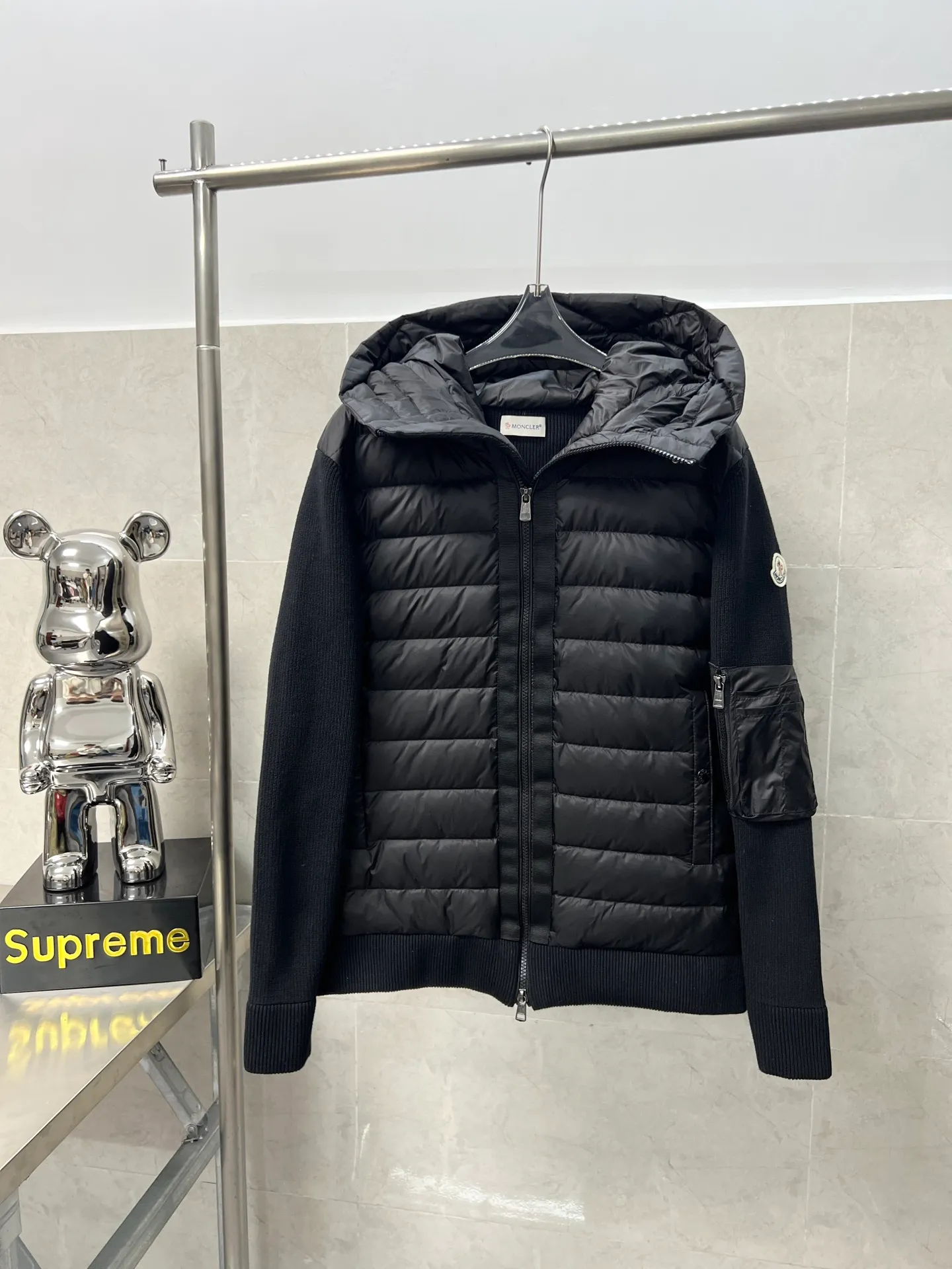 P800 Moncler masked patchwork hooded knitted down jacket The new autumn and winter products are great for inner wear!!! In fact, in China, down is a basic style in black. It can be worn alone or layered, which will make it more layered!!! It is very elegant to wear in autumn! The texture is amazing, the down is large, delicate and stemless, and full of fluffy! It has enough filling and has good thermal insulation performance. That’s it! It’s windproof and warm, eliminating any possibility of velvet running. It feels silky and soft, and the stiffness is very light. It’s time to prepare it! It won’t look bloated at all, not to mention the design!!! The black classic is easy to match without being old-fashioned, and the classic logo on the sleeves and arms shows the temperament and charm of a man! Size: M L XL 2XL 3XL