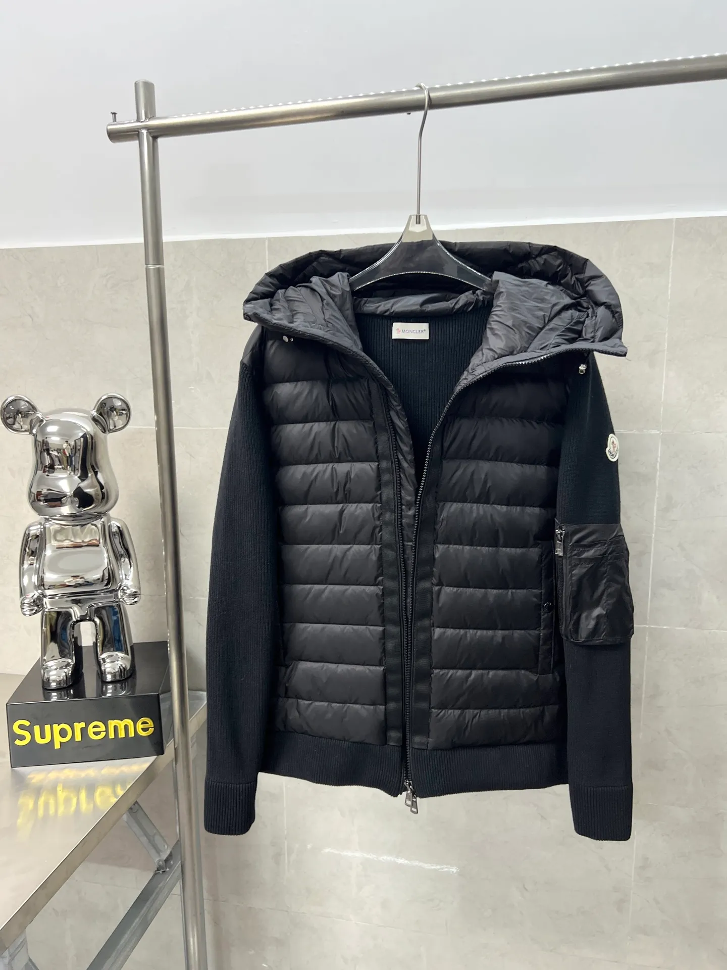 P800 Moncler masked patchwork hooded knitted down jacket The new autumn and winter products are great for inner wear!!! In fact, in China, down is a basic style in black. It can be worn alone or layered, which will make it more layered!!! It is very elegant to wear in autumn! The texture is amazing, the down is large, delicate and stemless, and full of fluffy! It has enough filling and has good thermal insulation performance. That’s it! It’s windproof and warm, eliminating any possibility of velvet running. It feels silky and soft, and the stiffness is very light. It’s time to prepare it! It won’t look bloated at all, not to mention the design!!! The black classic is easy to match without being old-fashioned, and the classic logo on the sleeves and arms shows the temperament and charm of a man! Size: M L XL 2XL 3XL