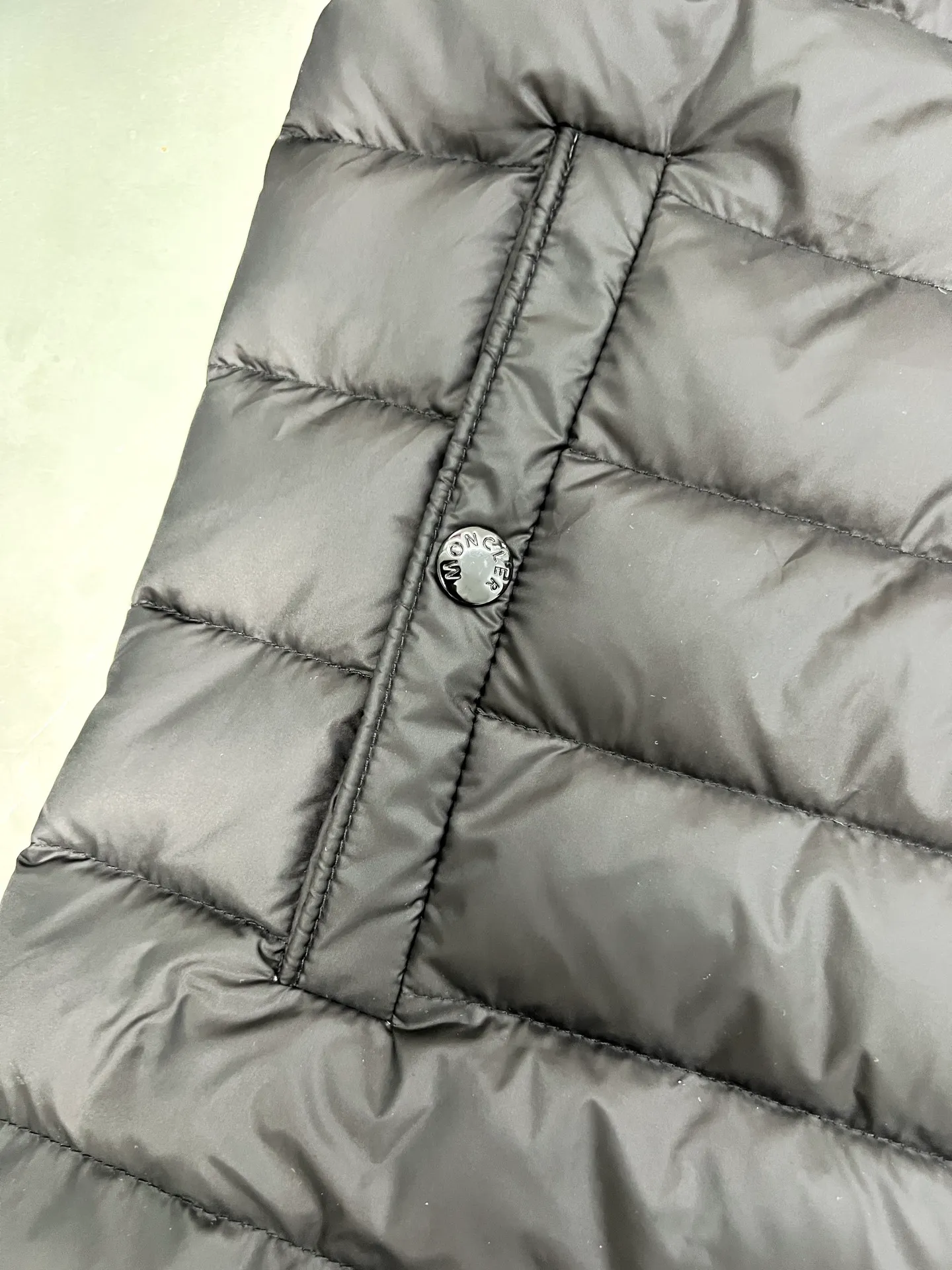P800 Moncler masked patchwork hooded knitted down jacket The new autumn and winter products are great for inner wear!!! In fact, in China, down is a basic style in black. It can be worn alone or layered, which will make it more layered!!! It is very elegant to wear in autumn! The texture is amazing, the down is large, delicate and stemless, and full of fluffy! It has enough filling and has good thermal insulation performance. That’s it! It’s windproof and warm, eliminating any possibility of velvet running. It feels silky and soft, and the stiffness is very light. It’s time to prepare it! It won’t look bloated at all, not to mention the design!!! The black classic is easy to match without being old-fashioned, and the classic logo on the sleeves and arms shows the temperament and charm of a man! Size: M L XL 2XL 3XL