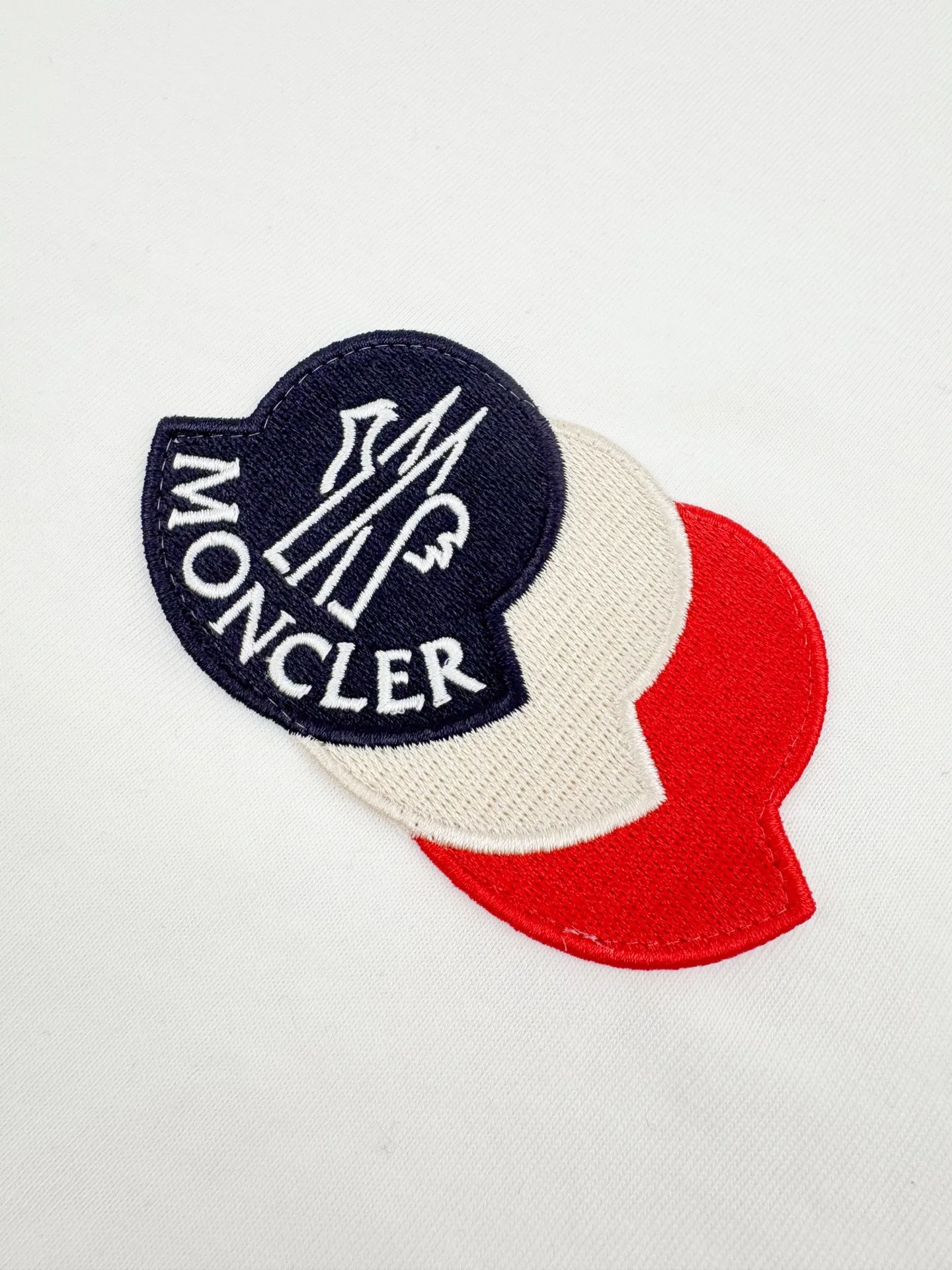 P210 Moncler patch logo short sleeves. Customized Yunrou plain cotton. It feels delicate and comfortable against the skin. A touch of simple white. Pure and elegant. The iconic three-color design badge is embellished on the chest to interpret the visual grammar of modern luxury. The Moncler embroidered logo is added to the side to highlight the brand style. Making the logo a part of the identity is the ultimate pursuit of luxury goods. Process 1: Using imported machine embroidery technology, using advanced computer control systems and precision mechanical components to realize the Moncler embroidery logo embroidery operation. High precision, smooth and delicate lines. Process 2: The fabrics are washed and have a better hand feel. Not easy to deform, not easy to shrink, not easy to fade, and maintain long-term beauty. Accessories: Customized 1:1 Moncler embroidery logo. Customized 1:1 Moncler trademark. Version: Loose version. Size: S M L XL. Style number: AA539.