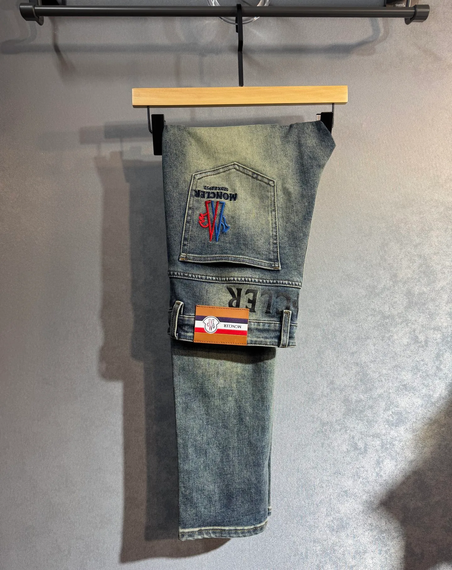 P230 🔥MONCLER The latest spring and summer jeans🔥No pressure to enter and leave the store. Best-selling models in the counter. Shared taste and value. Very comfortable to wear. Low-key yet luxurious. Very classy to wear. Needless to say the trousers style and cut. The upper body is exquisite and vivid. Really first-class top quality. Really palace-level casual pants, using Turkish cotton to produce the most famous denim fabric. The quality is outstanding. After heavy washing, the pants are very soft. The A22 straight-leg version is not picky and the upper body is absolutely stylish. Extremely luxurious! Size: 29-40 no 35
