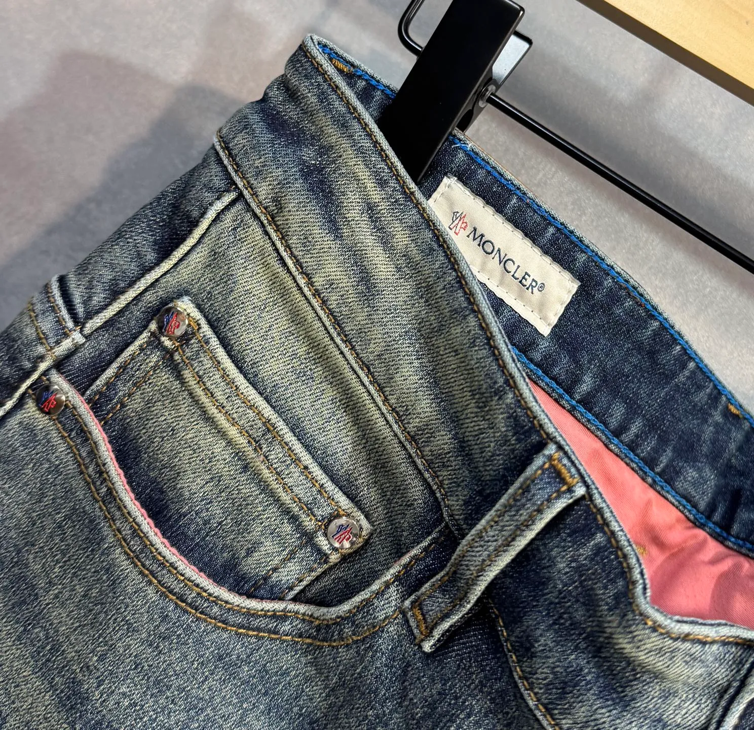 P230 🔥MONCLER The latest spring and summer jeans🔥No pressure to enter and leave the store. Best-selling models in the counter. Shared taste and value. Very comfortable to wear. Low-key yet luxurious. Very classy to wear. Needless to say the trousers style and cut. The upper body is exquisite and vivid. Really first-class top quality. Really palace-level casual pants, using Turkish cotton to produce the most famous denim fabric. The quality is outstanding. After heavy washing, the pants are very soft. The A22 straight-leg version is not picky and the upper body is absolutely stylish. Extremely luxurious! Size: 29-40 no 35