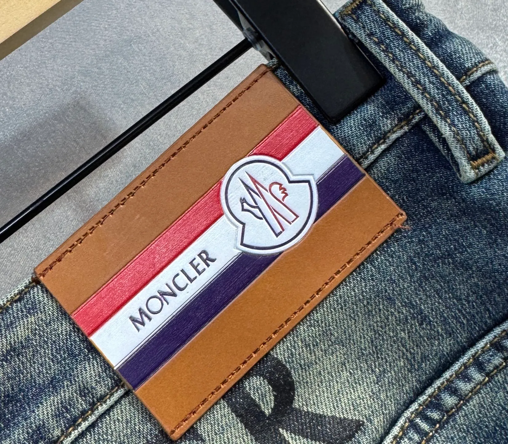 P230 🔥MONCLER The latest spring and summer jeans🔥No pressure to enter and leave the store. Best-selling models in the counter. Shared taste and value. Very comfortable to wear. Low-key yet luxurious. Very classy to wear. Needless to say the trousers style and cut. The upper body is exquisite and vivid. Really first-class top quality. Really palace-level casual pants, using Turkish cotton to produce the most famous denim fabric. The quality is outstanding. After heavy washing, the pants are very soft. The A22 straight-leg version is not picky and the upper body is absolutely stylish. Extremely luxurious! Size: 29-40 no 35