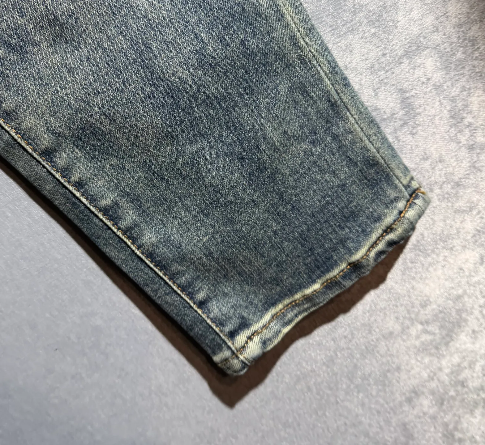 P230 🔥MONCLER The latest spring and summer jeans🔥No pressure to enter and leave the store. Best-selling models in the counter. Shared taste and value. Very comfortable to wear. Low-key yet luxurious. Very classy to wear. Needless to say the trousers style and cut. The upper body is exquisite and vivid. Really first-class top quality. Really palace-level casual pants, using Turkish cotton to produce the most famous denim fabric. The quality is outstanding. After heavy washing, the pants are very soft. The A22 straight-leg version is not picky and the upper body is absolutely stylish. Extremely luxurious! Size: 29-40 no 35