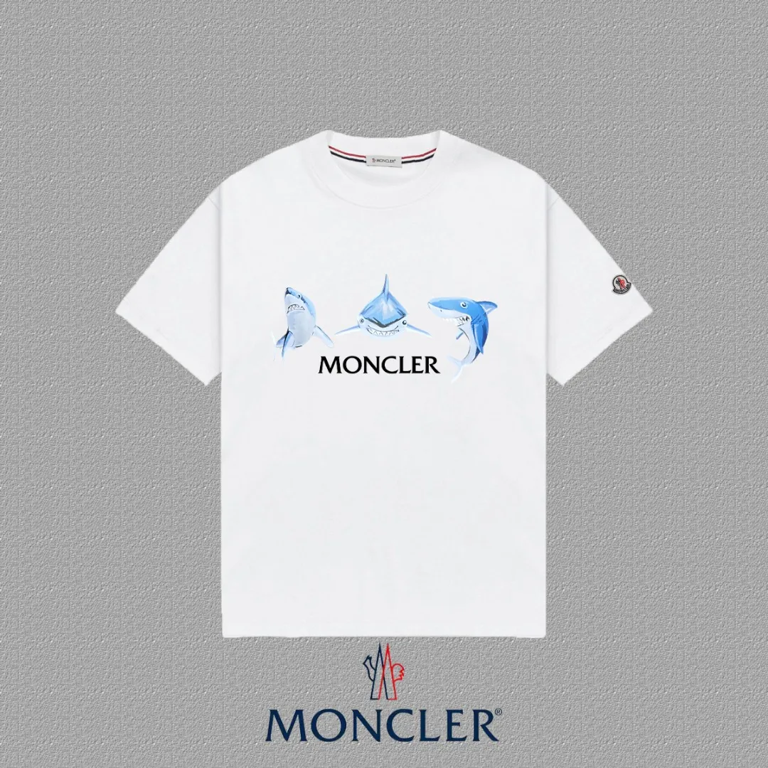 P140 🔥 [MONCLER] 2025FW short-sleeved T-shirt with badge + LOGO, high-end 26s double yarn 300g fabric, heavy fabric, custom stretcher rib, same vat and dye, complete three standards, same style for men and women, color: black, white, size: S M L XL 2XL