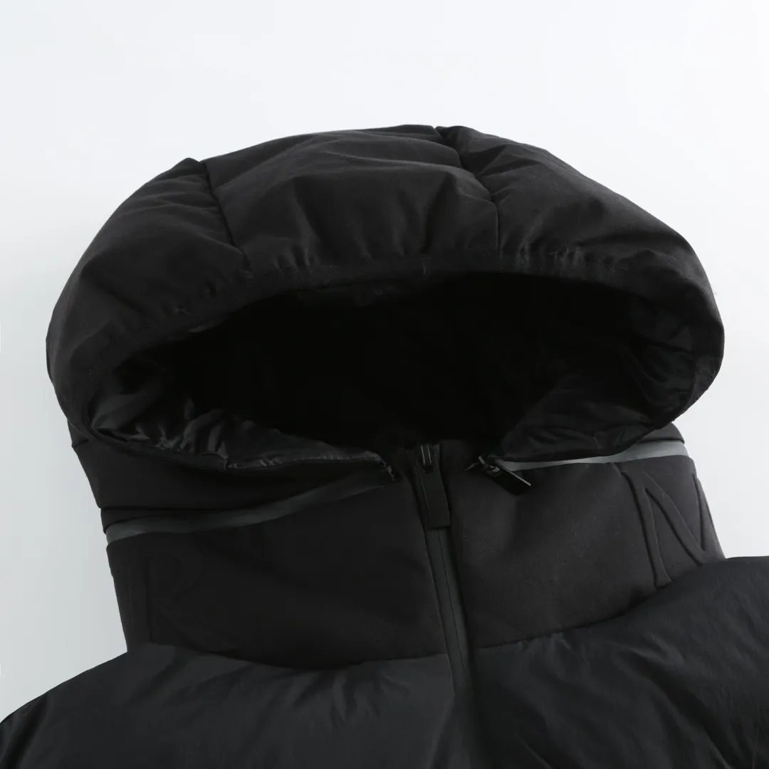 P680 MONCLER Badge Hooded Down Vest Fabric selection: Made of nylon fabric made of 100% nylon, which is woven into a tight and tough fabric through advanced textile technology, which increases the strength of the skeleton to effectively block the invasion of cold wind and lock the warm air generated by the down layer. After tight weaving and special treatment, it is waterproof and windproof. The surface forms a certain lotus leaf effect, and is wrinkle-resistant and not easily deformed, making it easy for daily care.  Technology: The quilting stitches are sewn in a diagonal direction at an angle of approximately 70 degrees. The diagonal lines are arranged in parallel. The fabric and filling are planned into different functional areas, and the quilting stitches in each partition are relatively independent. This allows the finished product to produce a larger deformation space along the diagonal direction when stretched and pressed, making it less likely to tighten and break, and has rich visual effects, modern and advanced features.  Details: After the hood is removed, the stand-up collar displays an embossed logo of the same color, adding a unique visual experience and tactile details.  High-quality filling: It is filled with 90% selected white duck down, weighing 170g, ensuring fluffy rebound, lightness and warmth.  Accessories: One-to-one customized zipper pendant, one-to-one customized badge, one-to-one customized three-label SIZE: 1 2 3 4