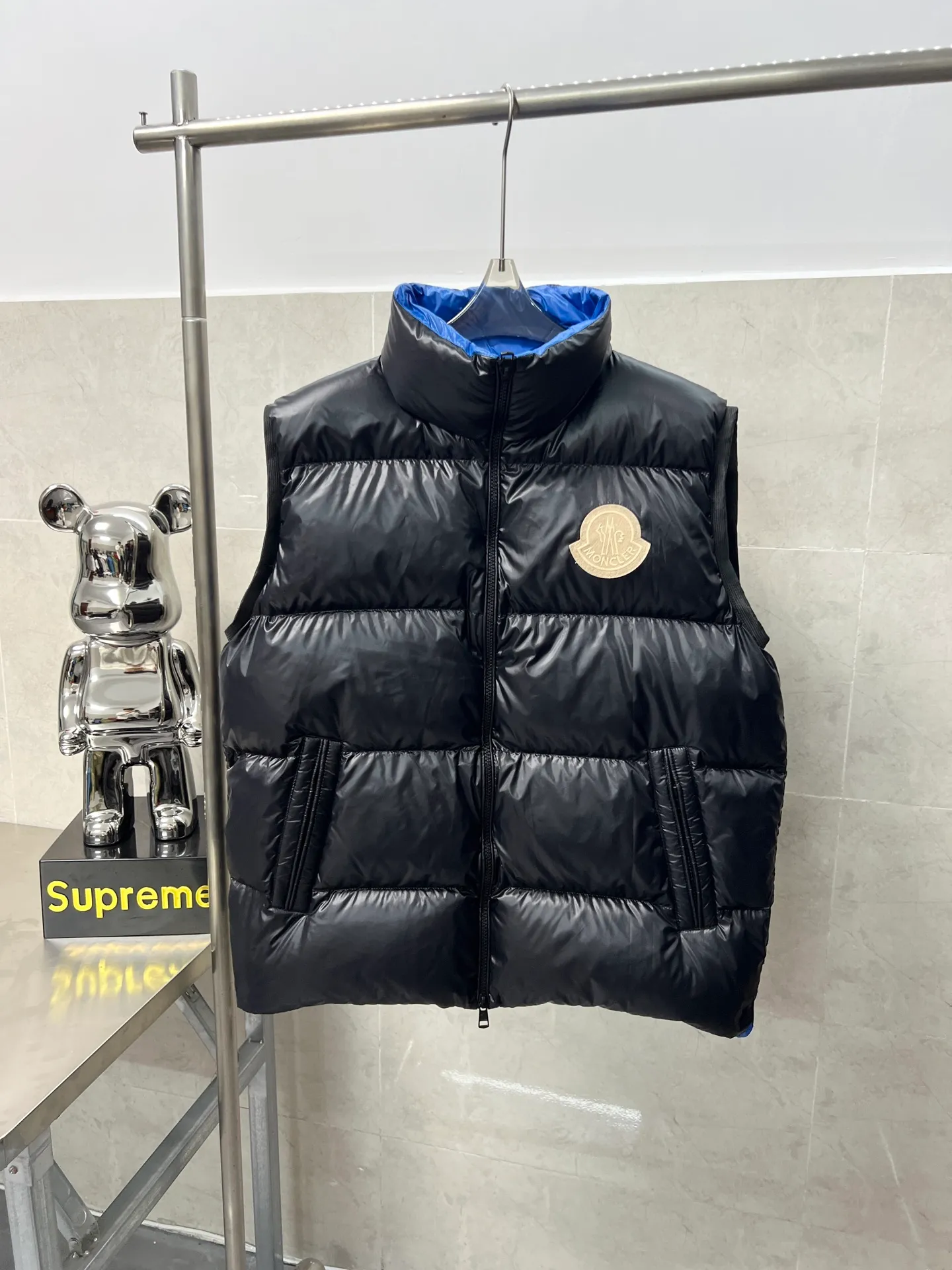 P620 Moncler Mouth Mouth Sumido Series Stand Collar Zipper Pocket Sleeveless Down Jacket is a must-have warm item for cooling weather and can be worn for daily use or outdoor sports. It gives people a different visual effect. It is wear-resistant, scratch-resistant and easy to care for. The interior is filled with high-quality white goose velvet. It is paired with large square quilting technology to create a fluffy and plump overall effect. It also has a strong thermal insulation and temperature locking effect, so that you are not afraid of the cold outdoor weather in autumn and winter. Size: 123456
