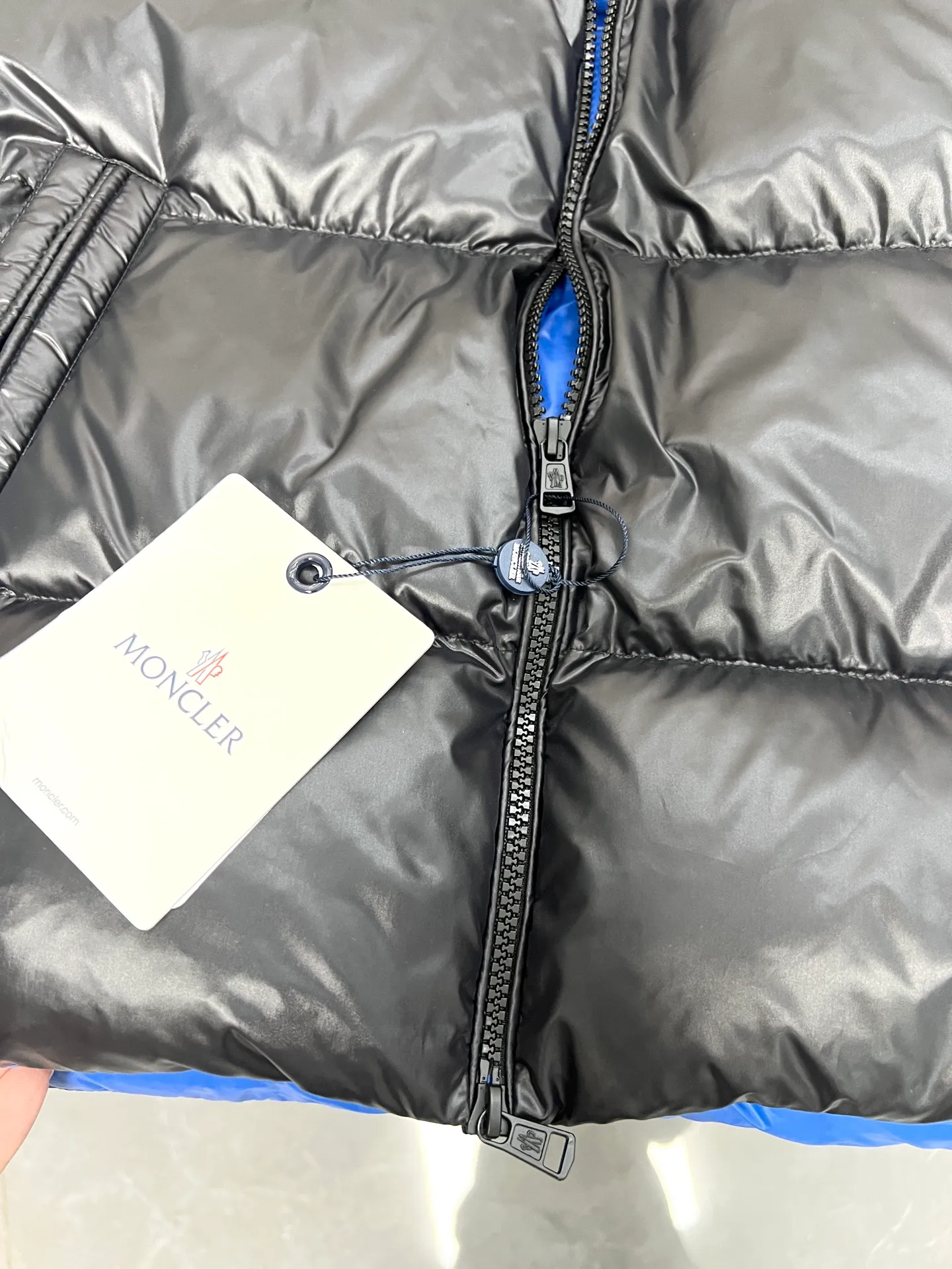 P620 Moncler Mouth Mouth Sumido Series Stand Collar Zipper Pocket Sleeveless Down Jacket is a must-have warm item for cooling weather and can be worn for daily use or outdoor sports. It gives people a different visual effect. It is wear-resistant, scratch-resistant and easy to care for. The interior is filled with high-quality white goose velvet. It is paired with large square quilting technology to create a fluffy and plump overall effect. It also has a strong thermal insulation and temperature locking effect, so that you are not afraid of the cold outdoor weather in autumn and winter. Size: 123456