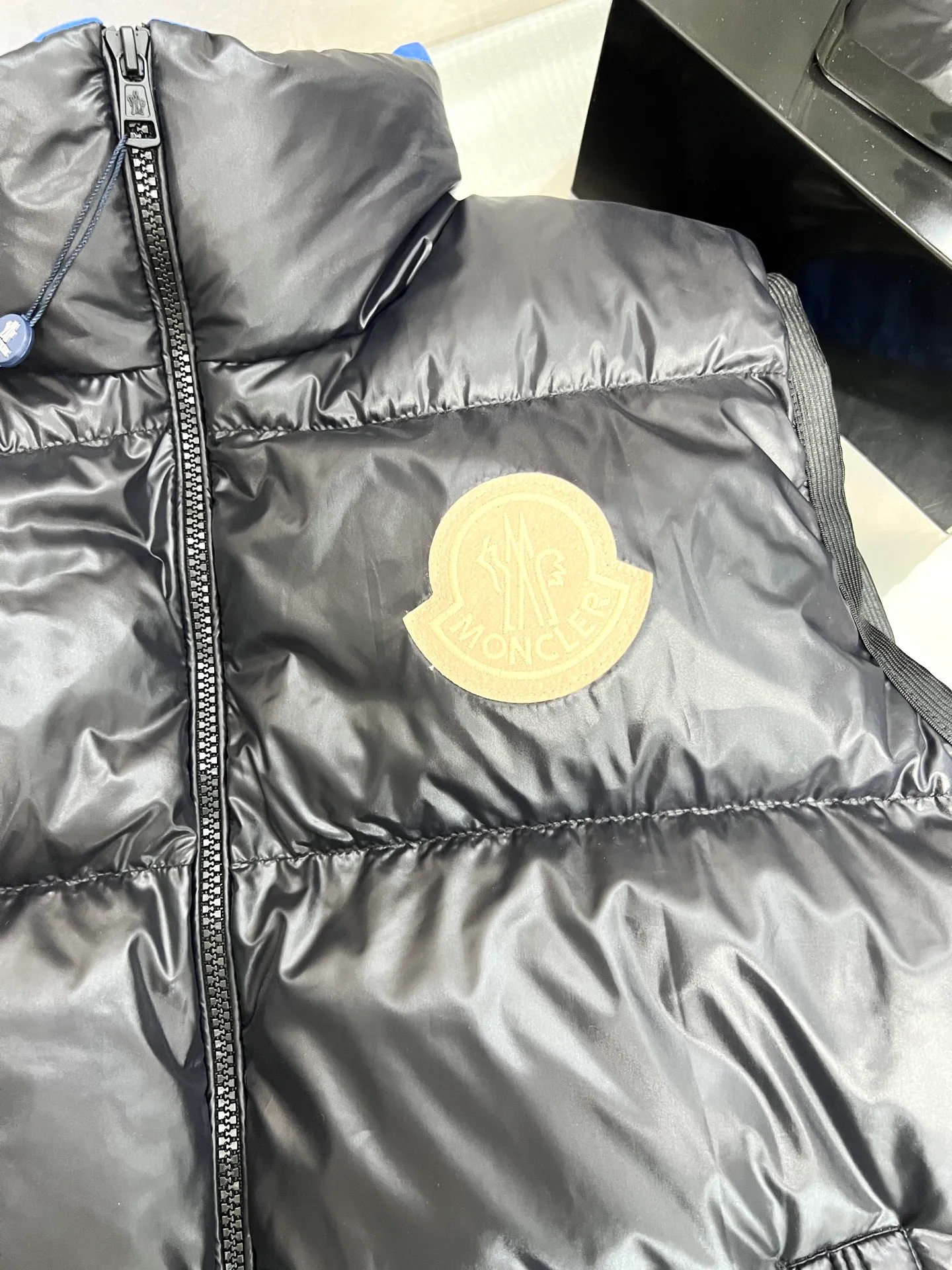 P620 Moncler Mouth Mouth Sumido Series Stand Collar Zipper Pocket Sleeveless Down Jacket is a must-have warm item for cooling weather and can be worn for daily use or outdoor sports. It gives people a different visual effect. It is wear-resistant, scratch-resistant and easy to care for. The interior is filled with high-quality white goose velvet. It is paired with large square quilting technology to create a fluffy and plump overall effect. It also has a strong thermal insulation and temperature locking effect, so that you are not afraid of the cold outdoor weather in autumn and winter. Size: 123456