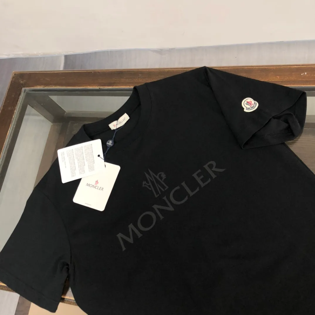 P160 Moncler 2025 new men's round neck short-sleeved couple's T-shirt, new spring and summer product, high quality 🔥🔥Fashionable and versatile, customized imported fabrics, comfortable to wear, breathable, fashionable without losing personality, the upper body is casual and casual, handsome and stylish, showing the temperament of a big brand. All three standards are complete! ! Color: black white gray Size: S-XL (loose fit)