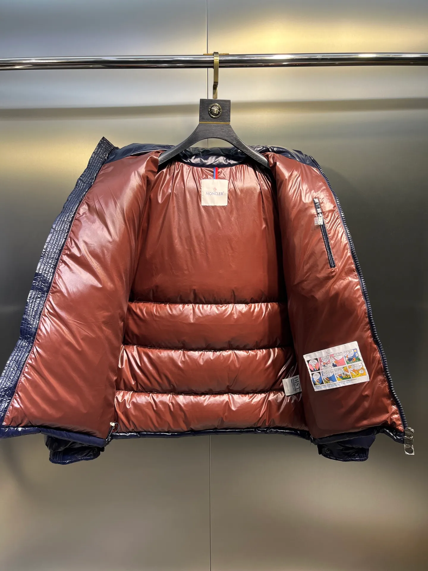 P700 𝗠𝗼𝗻𝗰𝗹𝗲𝗿 𝗠𝗮𝘆𝗮/ Moncler's top-quality Maya down jacket is a super hot style that you can't buy in winter. Eason Chan, Nicholas Tse, and Zhao Lusi have been wearing it one after another. They speak for themselves with their strength, a veteran-level style. This series is known for its fluffy bread style and glossy effect. It is the most popular series in the classic main line of the M family. Buying at the counter and from the official website is basically a matter of rush! Promise me to buy it soon! Just needed series! ! Don’t wait until winter when it’s hard to get one size: 123456