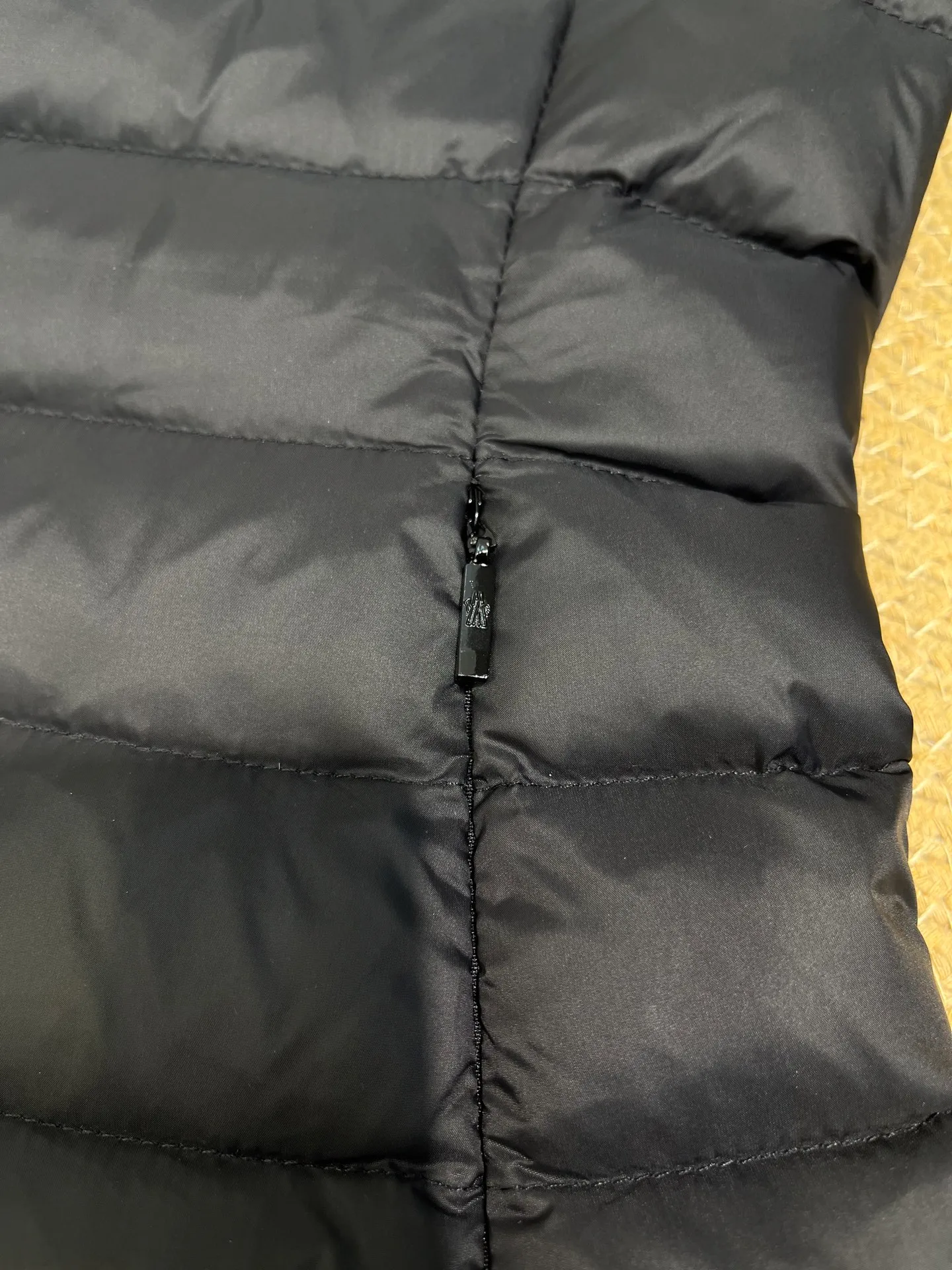 P580 Moncler25 new product Igens women's down vest, versatile and easy to match. Same style for men and women, original customized national standard 90 white duck down filling! Color: black white pink code number: 1234