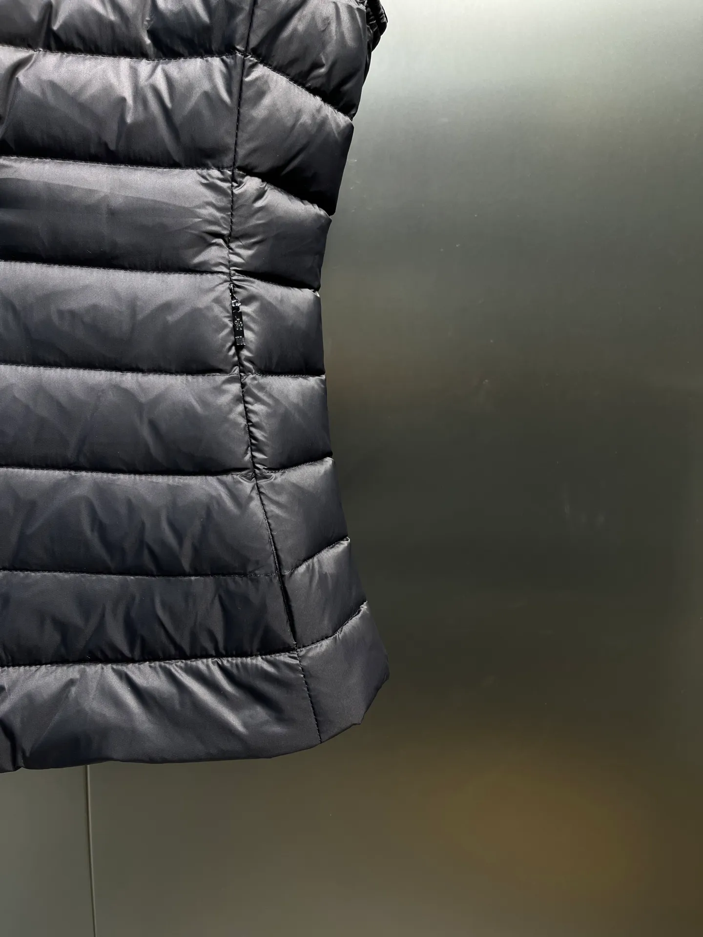 P580 Moncler25 new product Igens women's down vest, versatile and easy to match. Same style for men and women, original customized national standard 90 white duck down filling! Color: black white pink code number: 1234