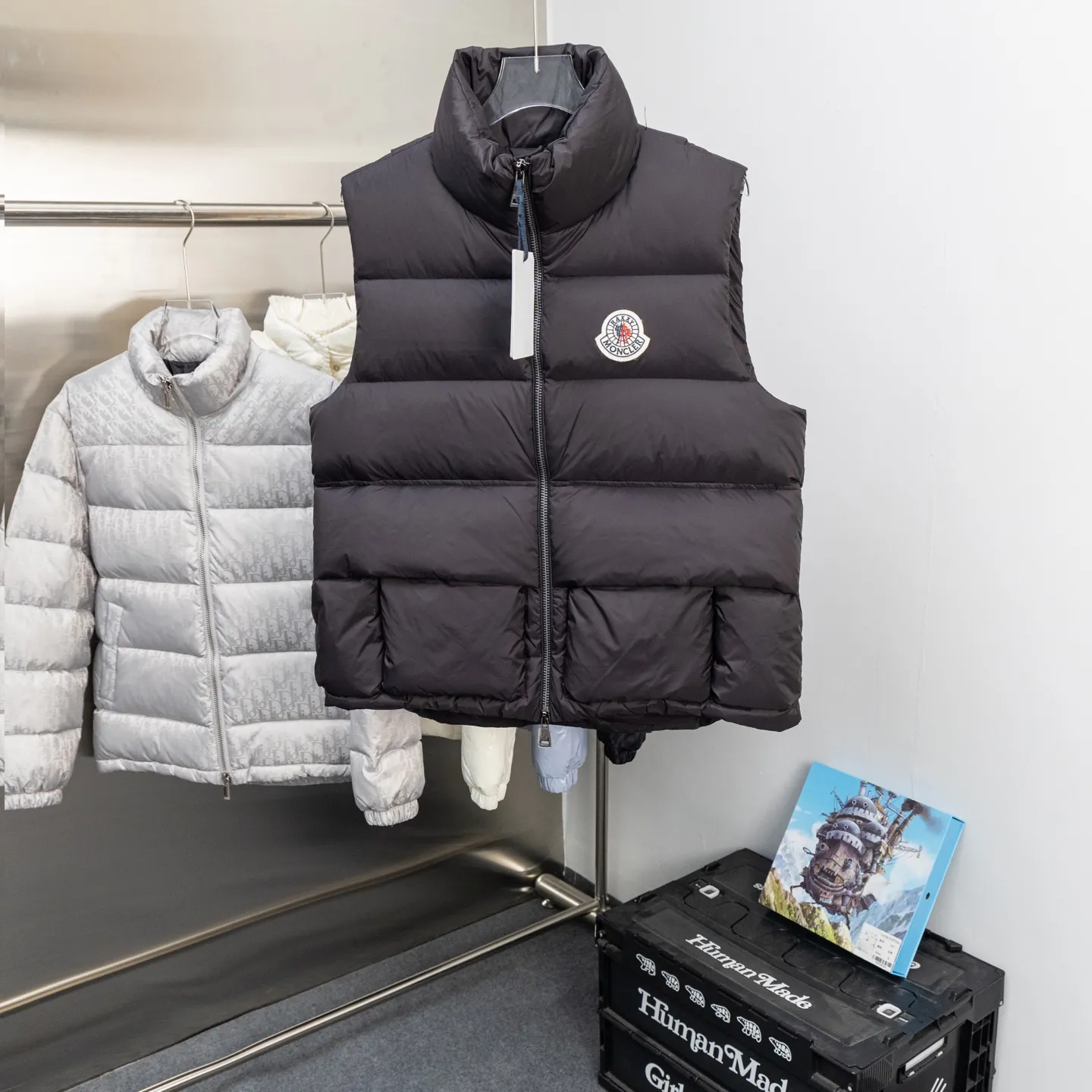 P660 2025 Autumn and Winter New Down Vest🆕 MONCLER Mouth Mouth (high version) latest counter, filled with white duck down inside. The soft-shell fabric feels delicate and smooth. The overall style is generous but elegant. It is lightweight and warm. The temperature locking effect is very good. The unique masked logo epaulette. The whole dress is perfect and impeccable. It is a model of versatility and has a sophisticated temperament. High-end casual selection! Same style for men and women 👫 Color: black champagne