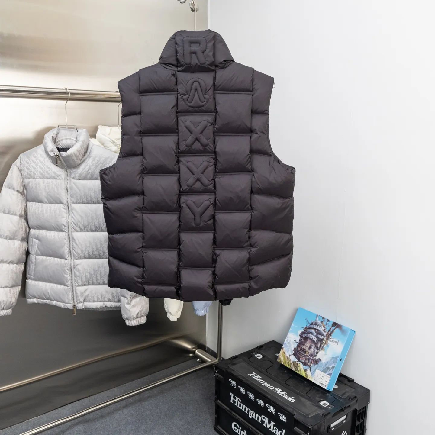 P660 2025 Autumn and Winter New Down Vest🆕 MONCLER Mouth Mouth (high version) latest counter, filled with white duck down inside. The soft-shell fabric feels delicate and smooth. The overall style is generous but elegant. It is lightweight and warm. The temperature locking effect is very good. The unique masked logo epaulette. The whole dress is perfect and impeccable. It is a model of versatility and has a sophisticated temperament. High-end casual selection! Same style for men and women 👫 Color: black champagne