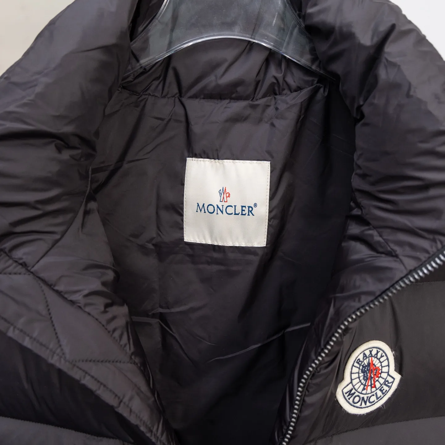 P660 2025 Autumn and Winter New Down Vest🆕 MONCLER Mouth Mouth (high version) latest counter, filled with white duck down inside. The soft-shell fabric feels delicate and smooth. The overall style is generous but elegant. It is lightweight and warm. The temperature locking effect is very good. The unique masked logo epaulette. The whole dress is perfect and impeccable. It is a model of versatility and has a sophisticated temperament. High-end casual selection! Same style for men and women 👫 Color: black champagne