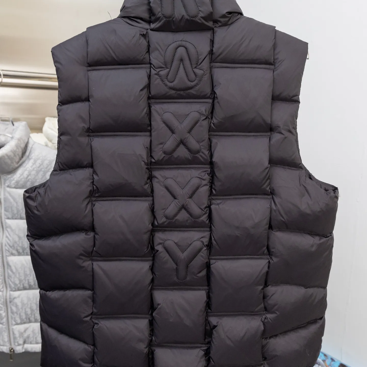 P660 2025 Autumn and Winter New Down Vest🆕 MONCLER Mouth Mouth (high version) latest counter, filled with white duck down inside. The soft-shell fabric feels delicate and smooth. The overall style is generous but elegant. It is lightweight and warm. The temperature locking effect is very good. The unique masked logo epaulette. The whole dress is perfect and impeccable. It is a model of versatility and has a sophisticated temperament. High-end casual selection! Same style for men and women 👫 Color: black champagne