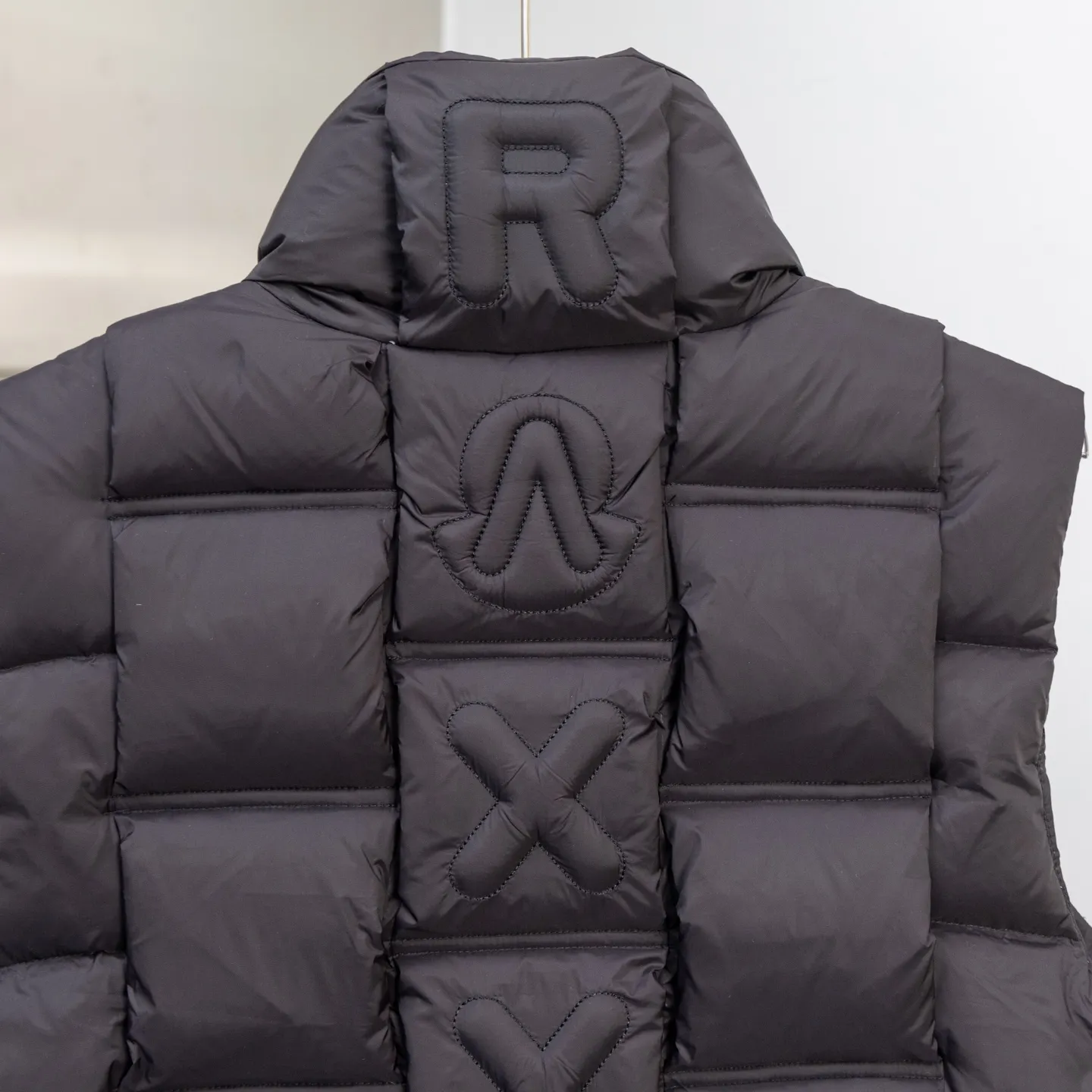 P660 2025 Autumn and Winter New Down Vest🆕 MONCLER Mouth Mouth (high version) latest counter, filled with white duck down inside. The soft-shell fabric feels delicate and smooth. The overall style is generous but elegant. It is lightweight and warm. The temperature locking effect is very good. The unique masked logo epaulette. The whole dress is perfect and impeccable. It is a model of versatility and has a sophisticated temperament. High-end casual selection! Same style for men and women 👫 Color: black champagne