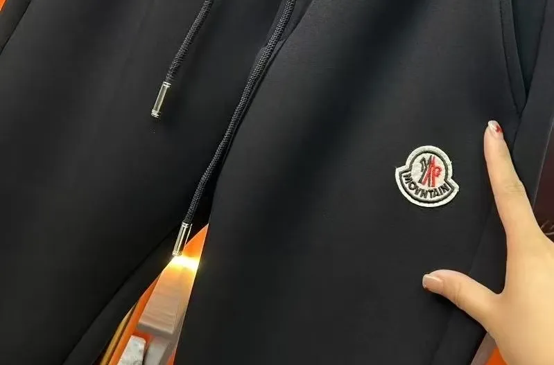 P310 Moncler Mouth Covered 💥 High-end version 🔥 Exclusively for new casual trousers! The custom-made fabrics at the counter are highly breathable and comfortable, with impeccable details and brand element design concepts, reflecting high quality. It feels delicate and soft! It presents a casual cut and the upper body shape is great! Size:M-3XL