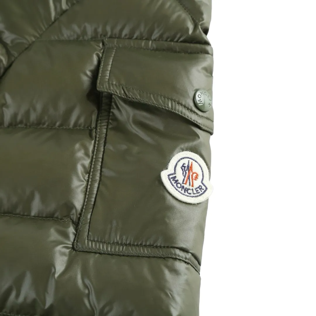 P910 [Exclusive supply] Moncler hooded brim quilted embroidered down jacket (green). The high-quality filling is made of 90 selected white duck down, with a weight of 210g, ensuring fast fluffy rebound, lightness and warmth. The fabric is made of longue saison fabric made of high-count polyamide fiber, which is famous for its excellent tensile strength and lightness. Its good flexibility makes the fabric less prone to wrinkles and keeps it crisp and stylish for a long time. The tight weave effectively blocks the invasion of cold wind and locks in the warm air generated by the down layer. The high-density nylon surface forms a certain lotus leaf effect, making it difficult for small water droplets to penetrate, keeping the interior dry and effectively extending the service life of the down. The lining is made of ultra-fine denier woven high-density lining, with a thickness of 0.08mm to avoid increasing the overall weight and making it smooth to wear. The high-density woven structure forms a wind resistance layer to protect the thermal efficiency of the thermal layer from loss. It can also withstand the expansion pressure of down and prevent deformation and damage after long-term use. The quilted letter logo on the brim uses contour quilting technology. The stitches are routed along the edge of the set outline, and the filler is compressed inside the letter graphic, so that the logo is three-dimensional and the pattern is clear. Size:1-2-3-3