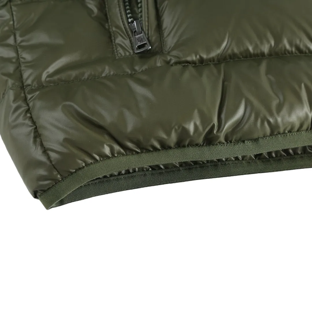 P910 [Exclusive supply] Moncler hooded brim quilted embroidered down jacket (green). The high-quality filling is made of 90 selected white duck down, with a weight of 210g, ensuring fast fluffy rebound, lightness and warmth. The fabric is made of longue saison fabric made of high-count polyamide fiber, which is famous for its excellent tensile strength and lightness. Its good flexibility makes the fabric less prone to wrinkles and keeps it crisp and stylish for a long time. The tight weave effectively blocks the invasion of cold wind and locks in the warm air generated by the down layer. The high-density nylon surface forms a certain lotus leaf effect, making it difficult for small water droplets to penetrate, keeping the interior dry and effectively extending the service life of the down. The lining is made of ultra-fine denier woven high-density lining, with a thickness of 0.08mm to avoid increasing the overall weight and making it smooth to wear. The high-density woven structure forms a wind resistance layer to protect the thermal efficiency of the thermal layer from loss. It can also withstand the expansion pressure of down and prevent deformation and damage after long-term use. The quilted letter logo on the brim uses contour quilting technology. The stitches are routed along the edge of the set outline, and the filler is compressed inside the letter graphic, so that the logo is three-dimensional and the pattern is clear. Size:1-2-3-3