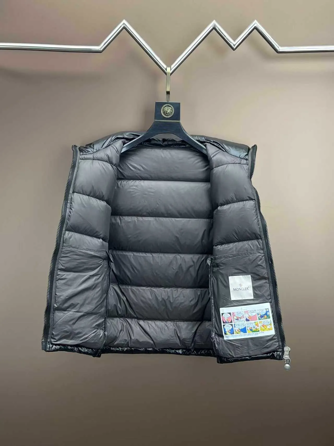 P540 🆕❤️2️⃣0️⃣2️⃣4️⃣The latest counter update moncler upgrades the new Bor me s down vest [love] This vest is made of iconic shiny lacquered nylon, the classic rectangular seams make it stand out ✨✨✨ provides excellent protection and warmth, the two-way zipper placket is matched with the Moncler logo style pull. There is also a detachable cap with snap buttons and an elastic drawstring [Rose] [Rose] It’s full of details! Versatile, upper-body effect stir-fried chicken stick! 👍🏻 Color: black (grey lining) Size: 1-7