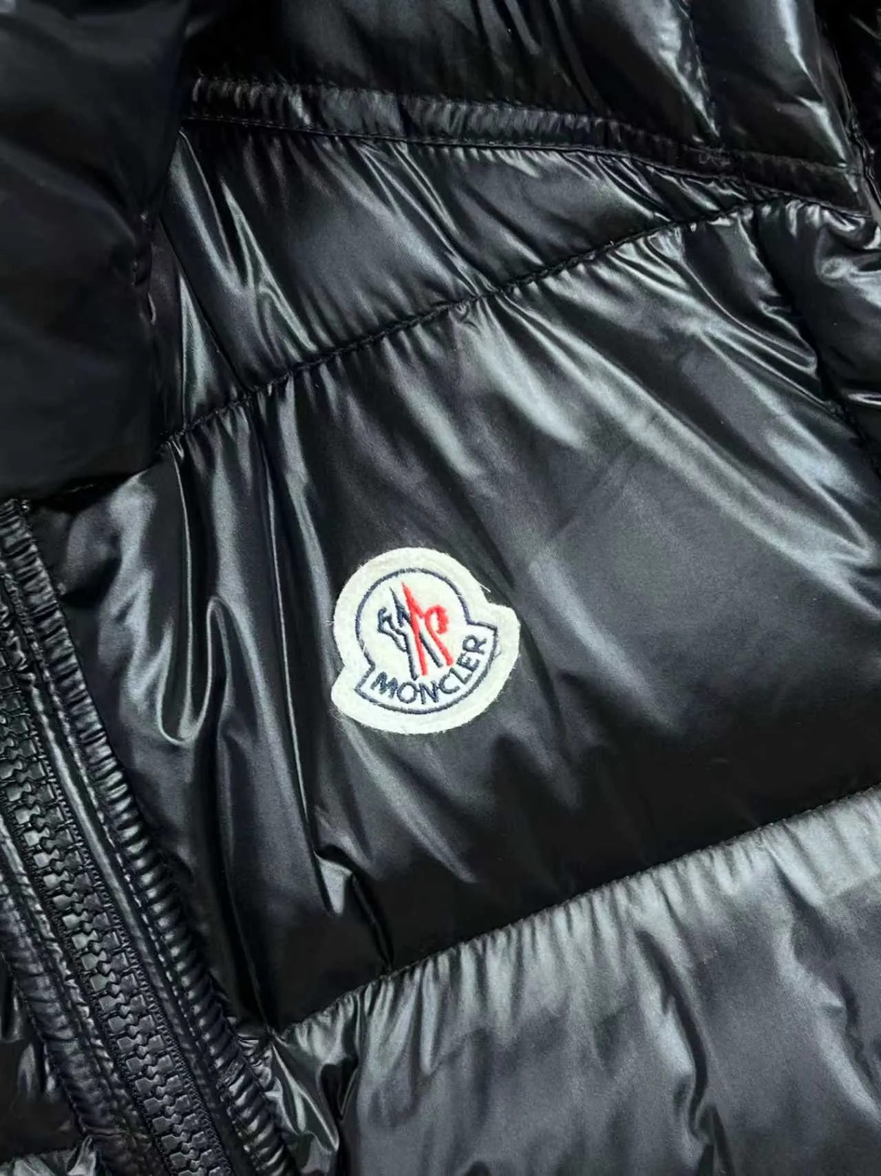 P540 🆕❤️2️⃣0️⃣2️⃣4️⃣The latest counter update moncler upgrades the new Bor me s down vest [love] This vest is made of iconic shiny lacquered nylon, the classic rectangular seams make it stand out ✨✨✨ provides excellent protection and warmth, the two-way zipper placket is matched with the Moncler logo style pull. There is also a detachable cap with snap buttons and an elastic drawstring [Rose] [Rose] It’s full of details! Versatile, upper-body effect stir-fried chicken stick! 👍🏻 Color: black (grey lining) Size: 1-7